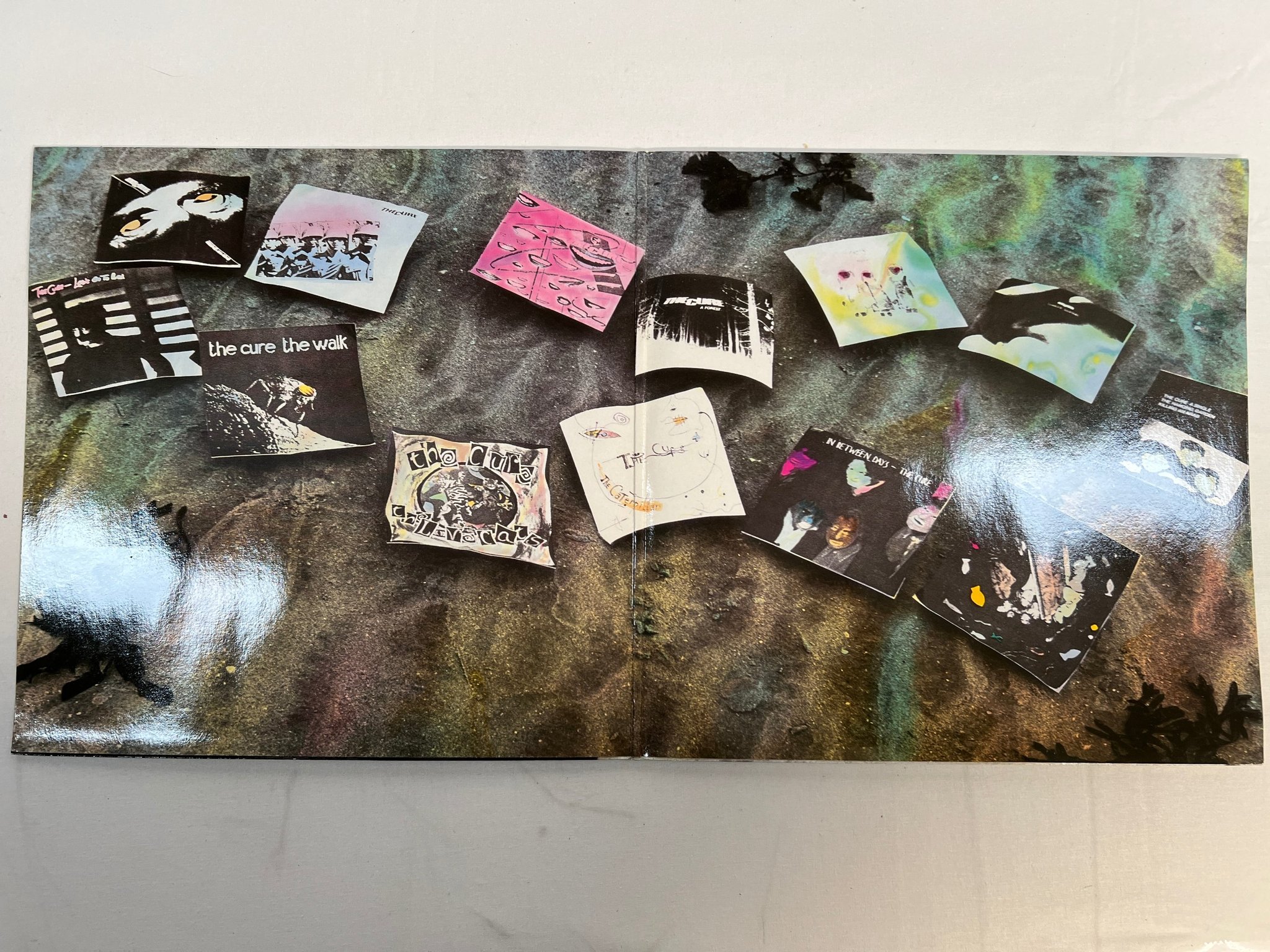 Omslagsbild för skivan THE CURE Standing On A Beach · The Singles LP -86 Ger FICTION 829 239-1