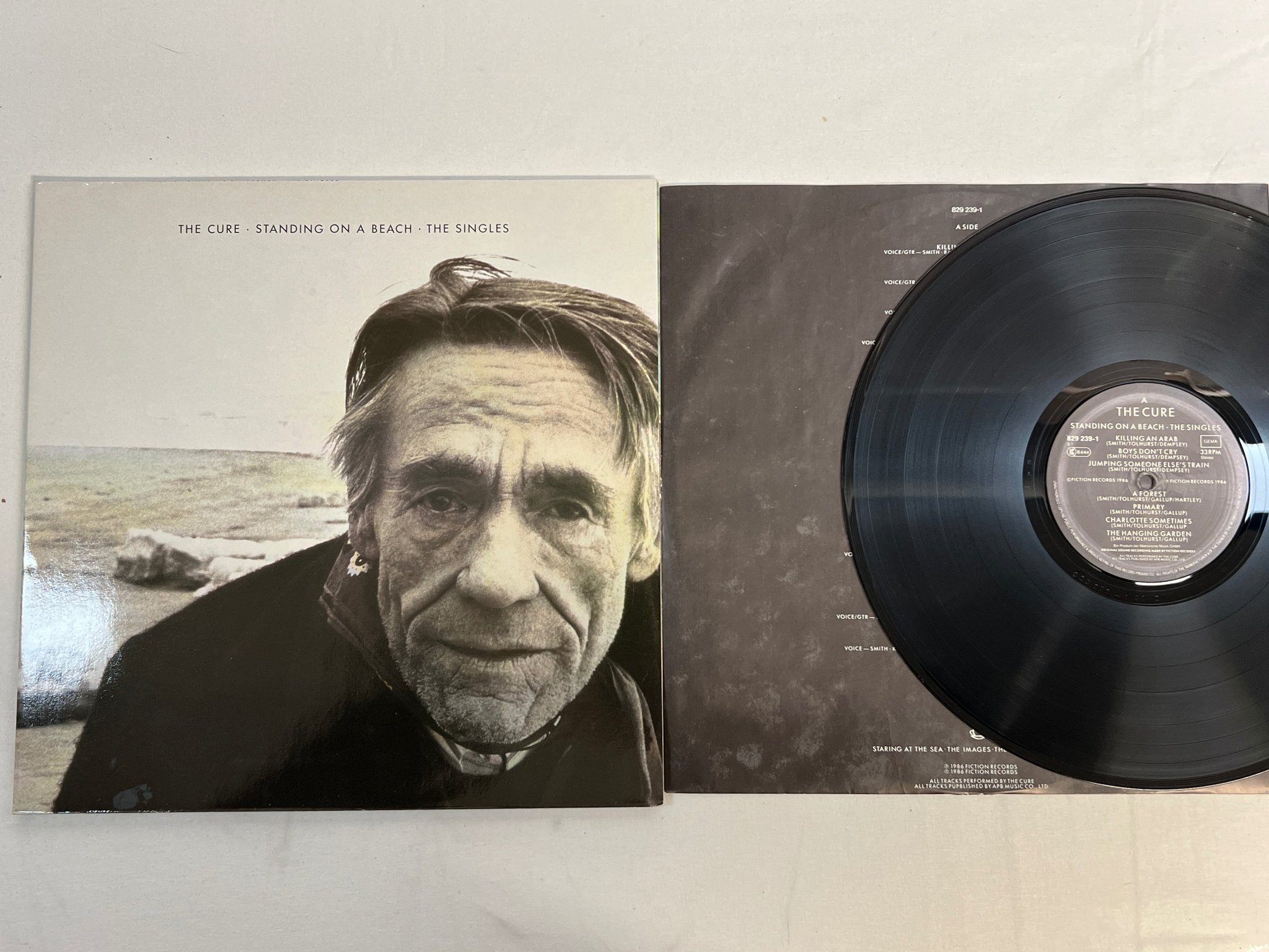 Omslagsbild för skivan THE CURE Standing On A Beach · The Singles LP -86 Ger FICTION 829 239-1