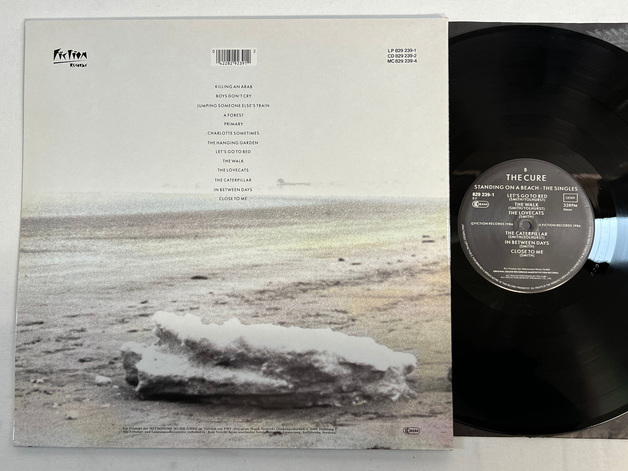 Omslagsbild för skivan THE CURE Standing On A Beach · The Singles LP -86 Ger FICTION 829 239-1