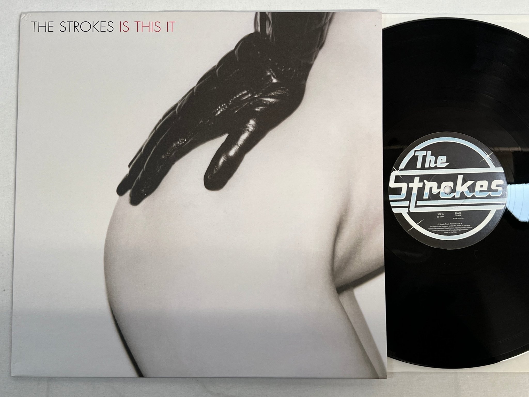Omslagsbild för skivan THE STROKES Is This It LP re EU ROUGH TRADE RTRADELP030