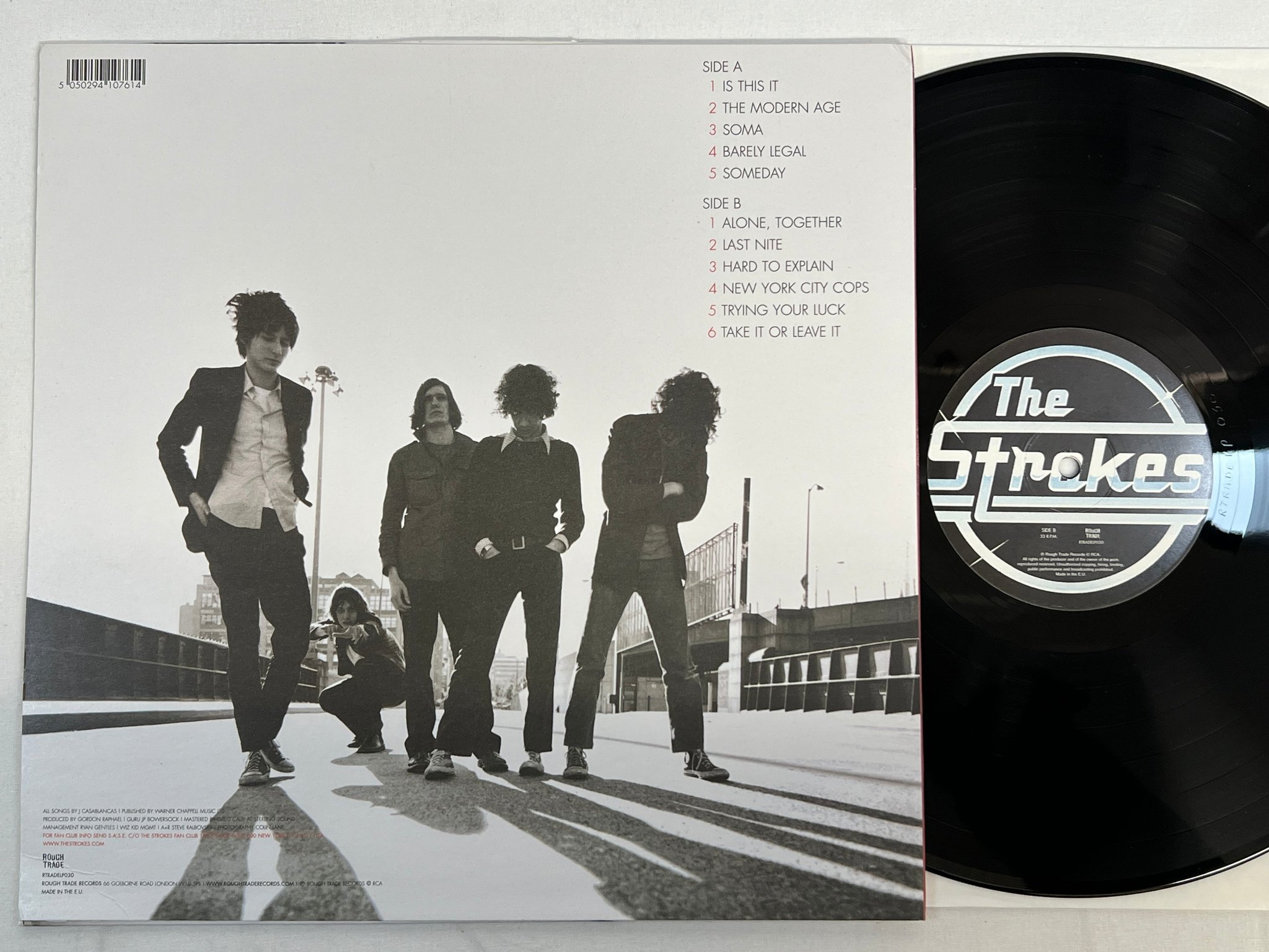 Omslagsbild för skivan THE STROKES Is This It LP re EU ROUGH TRADE RTRADELP030