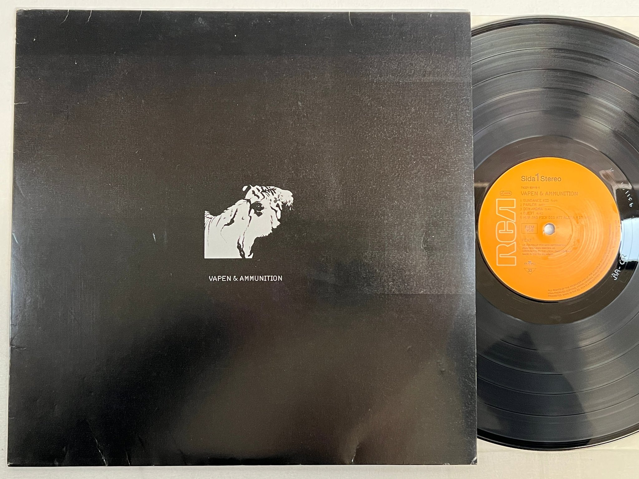 Omslagsbild för skivan KENT Vapen & Ammunition LP 2002 Swe BMG  74321931191 ** R A R E **