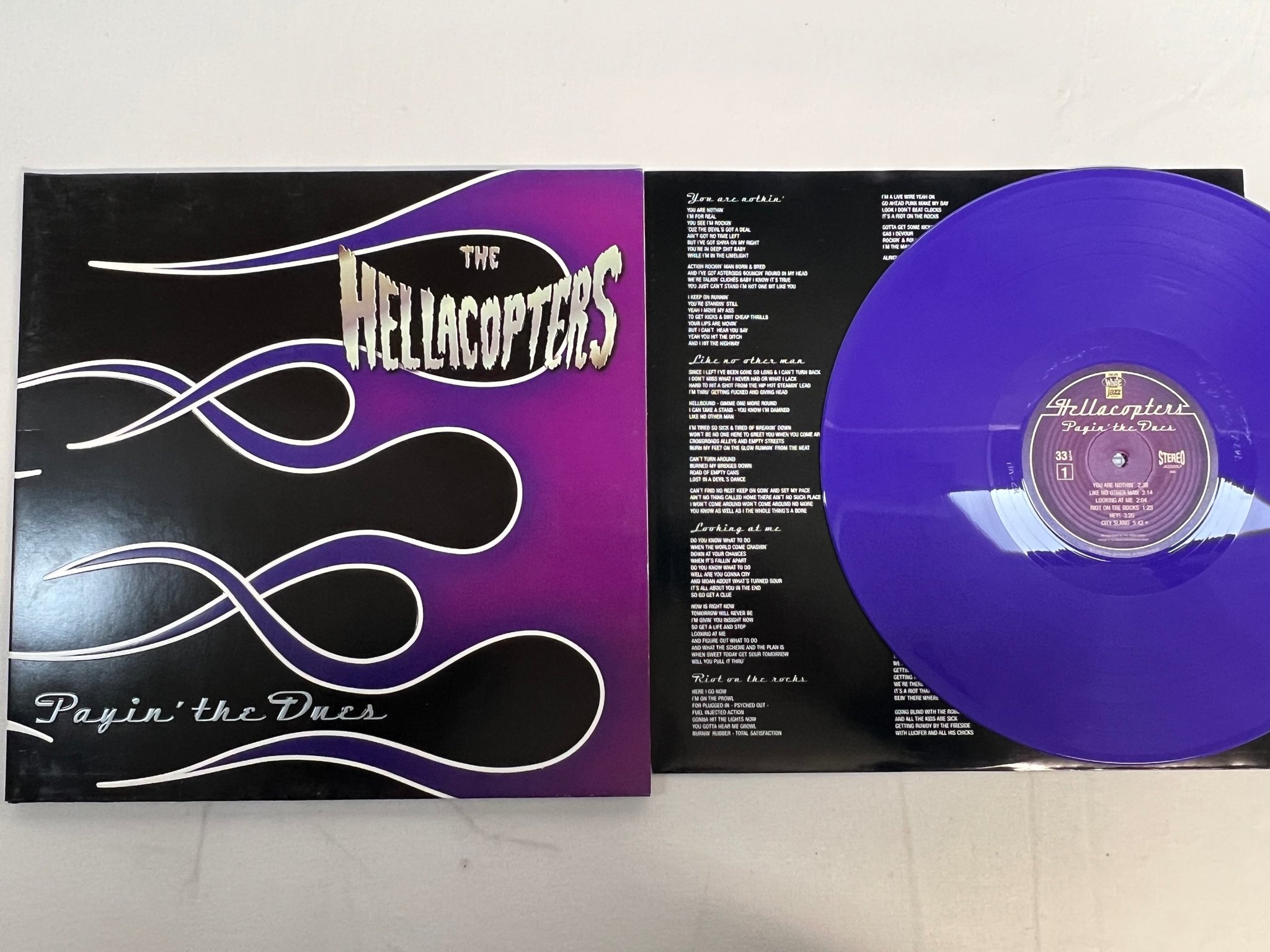 Omslagsbild för skivan THE HELLACOPTERS Payin' The Dues LP -97 Swe WHITE JAZZ JAZZ004LP purple vinyl
