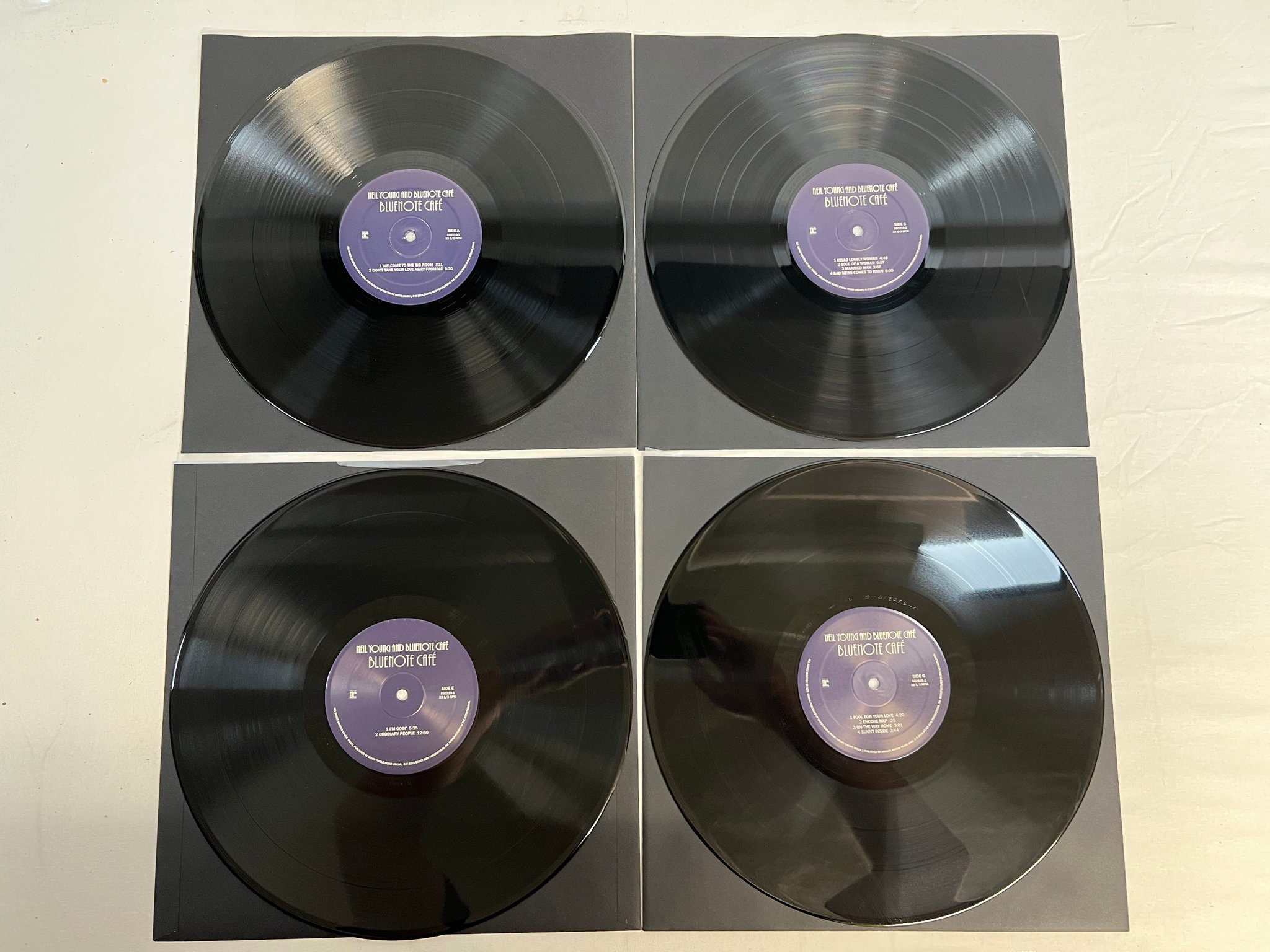 Omslagsbild för skivan NEIL YOUNG & THE BLUENOTE CAFÉ 4xLP box 2015 eu Numbered #02568