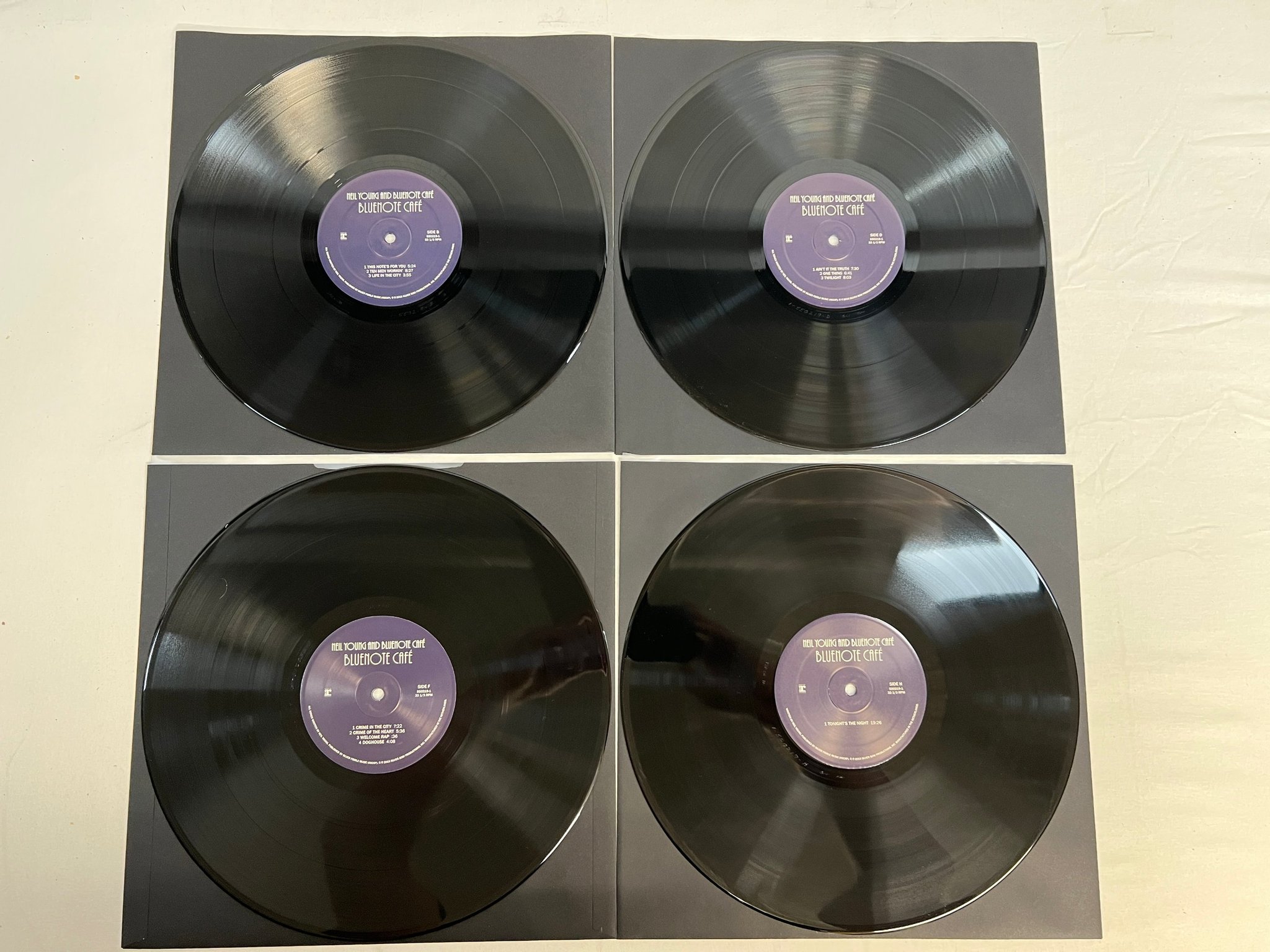 Omslagsbild för skivan NEIL YOUNG & THE BLUENOTE CAFÉ 4xLP box 2015 eu Numbered #02568