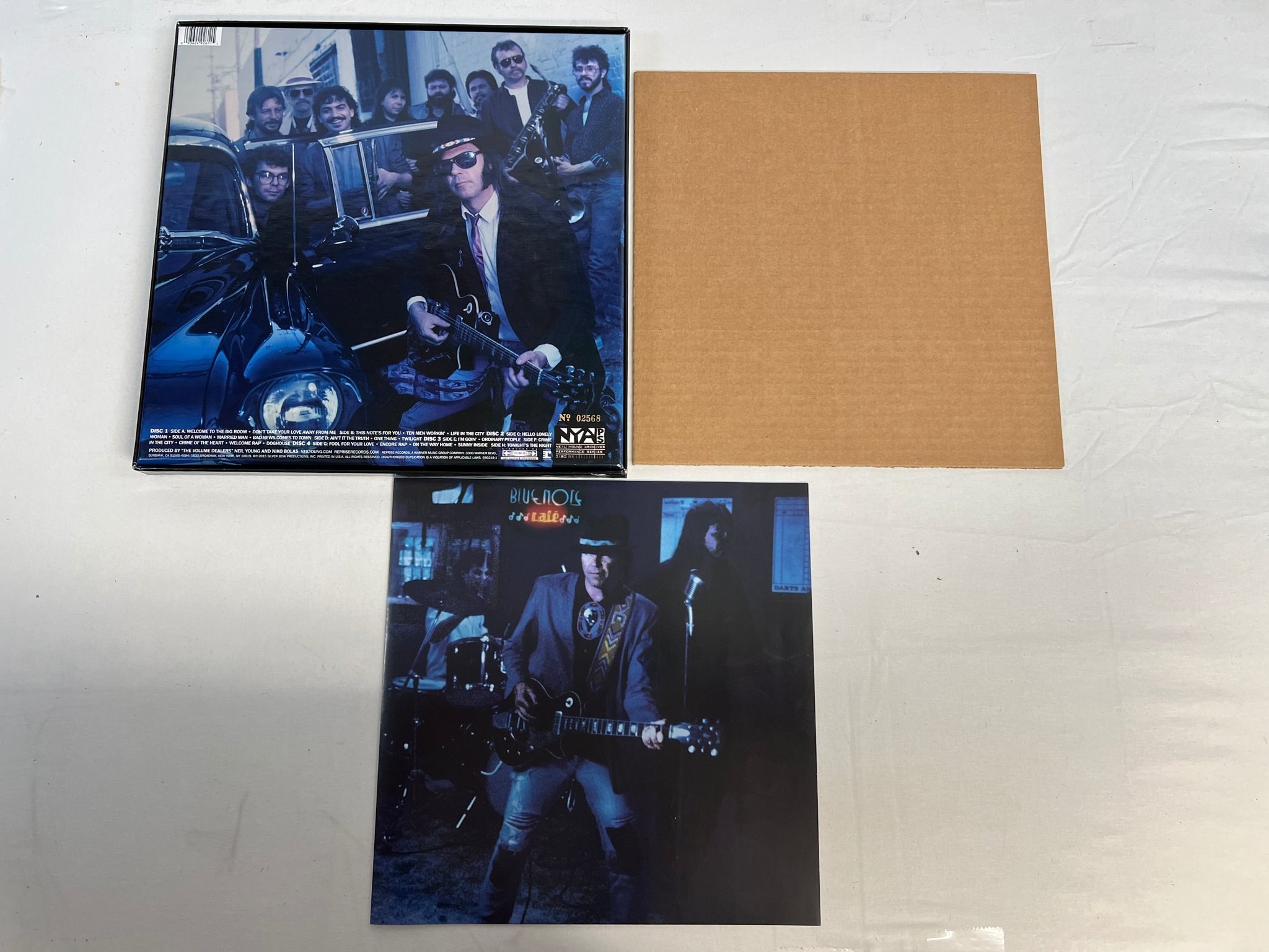 Omslagsbild för skivan NEIL YOUNG & THE BLUENOTE CAFÉ 4xLP box 2015 eu Numbered #02568
