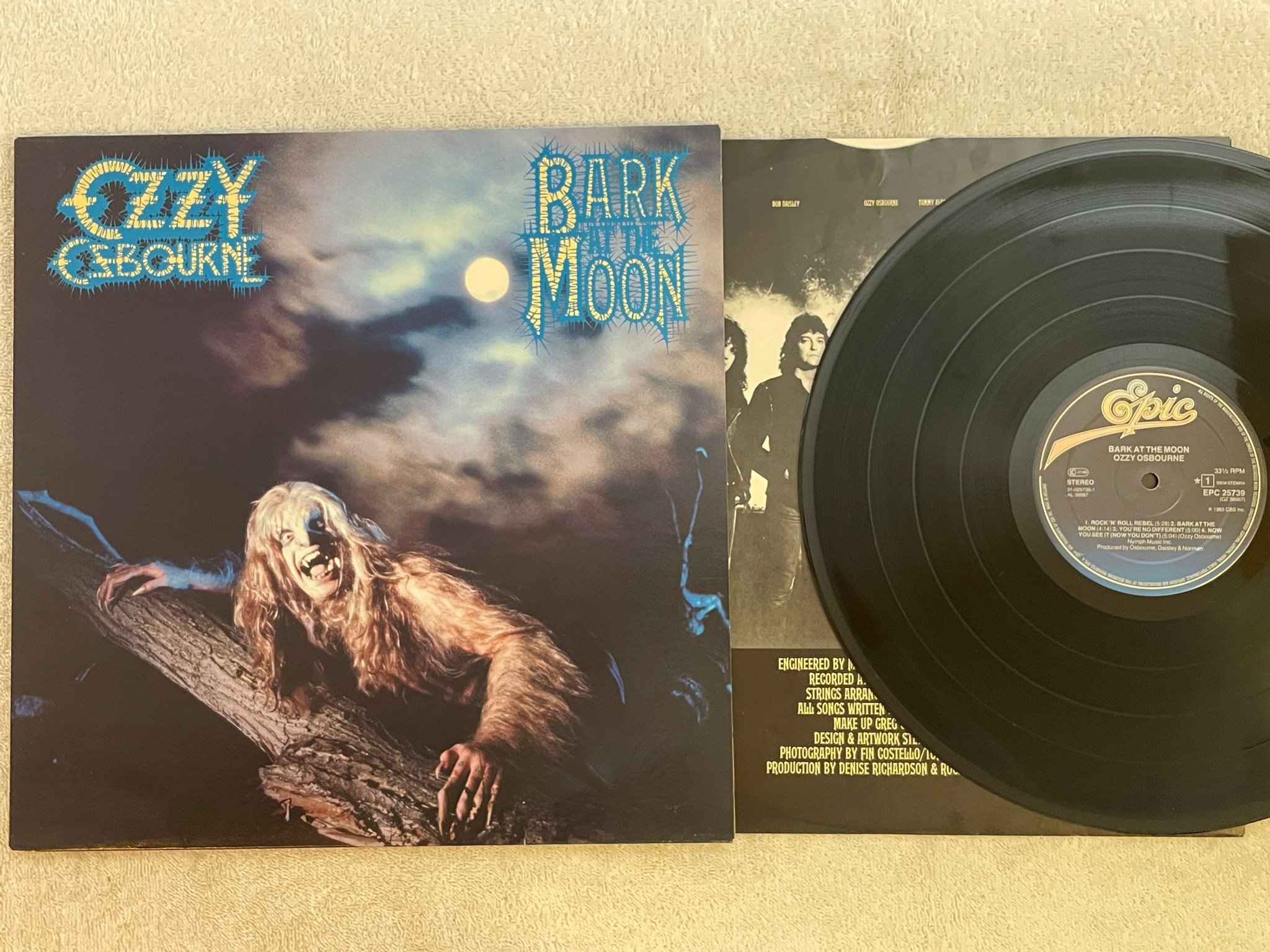 Omslagsbild för skivan OZZY OSBOURNE bark at the moon LP -83 Hol EPIC EPC 25739