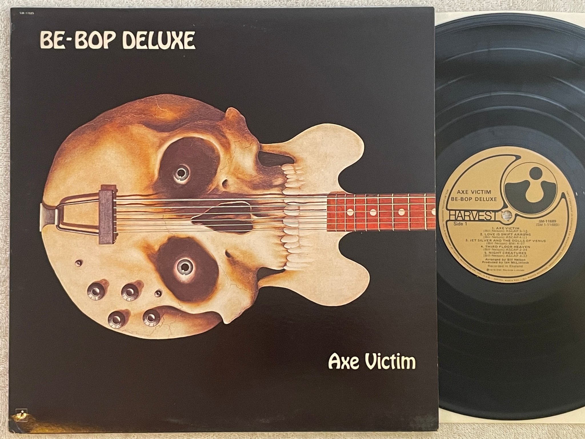 Omslagsbild för skivan BE-BOP DELUXE Axe Victim LP -74/77 US HARVEST SM-11689