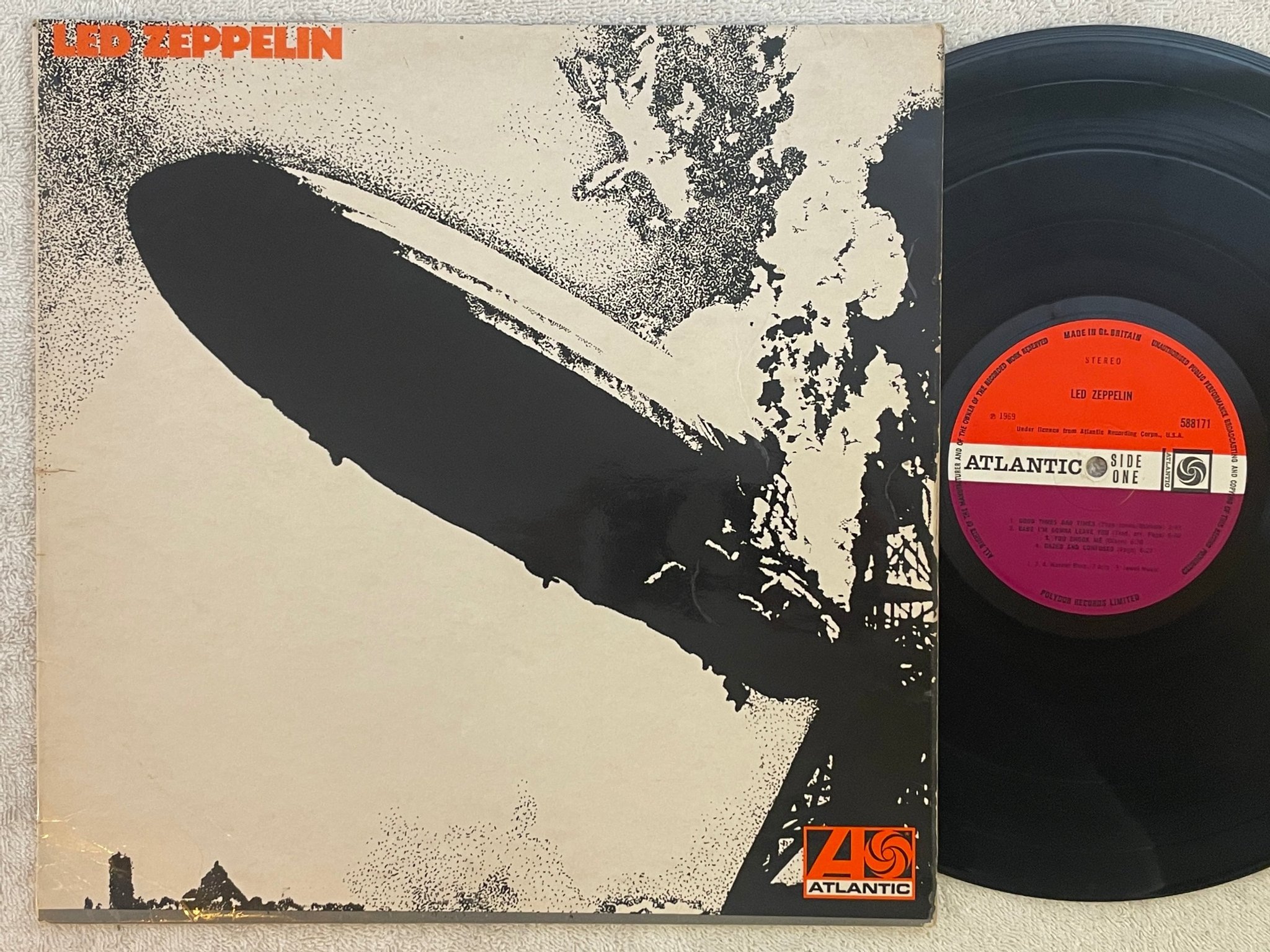 Omslagsbild för skivan LED ZEPPELIN s/t LP -69 UK plum label ATLANTIC 588171 ** rare **