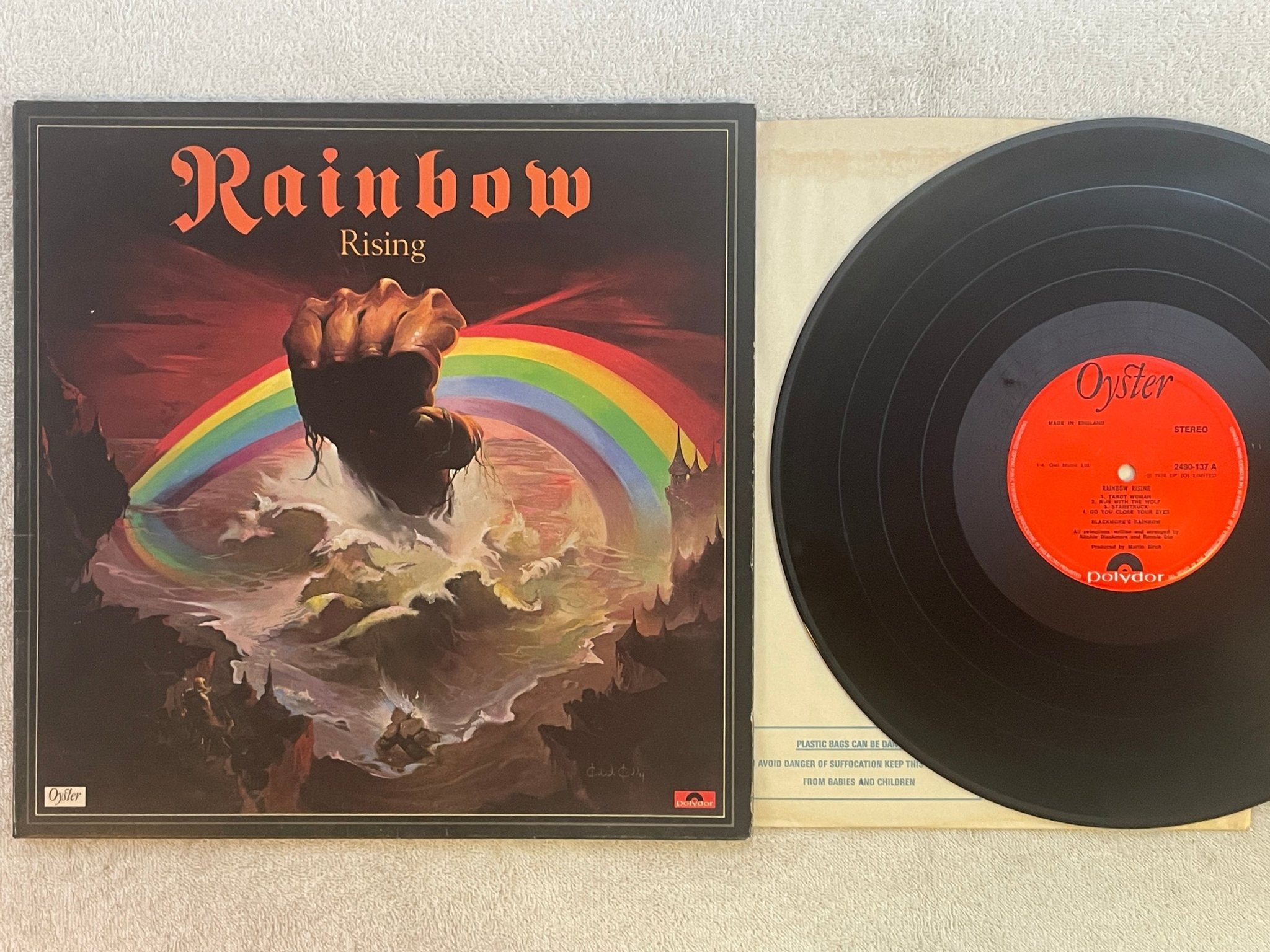 Omslagsbild för skivan RAINBOW rising LP -76 UK POLYDOR 2490 137 