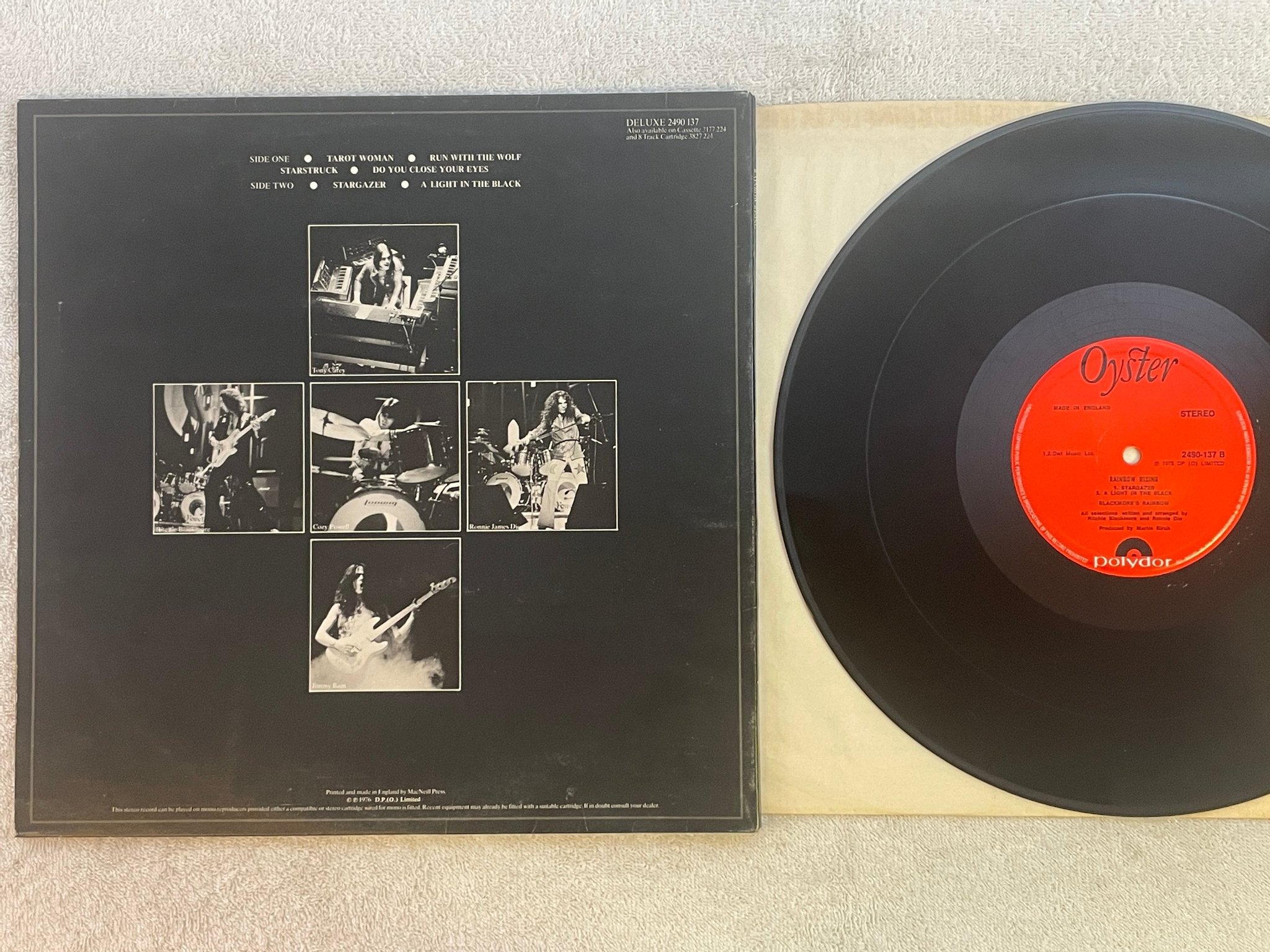 Omslagsbild för skivan RAINBOW rising LP -76 UK POLYDOR 2490 137 