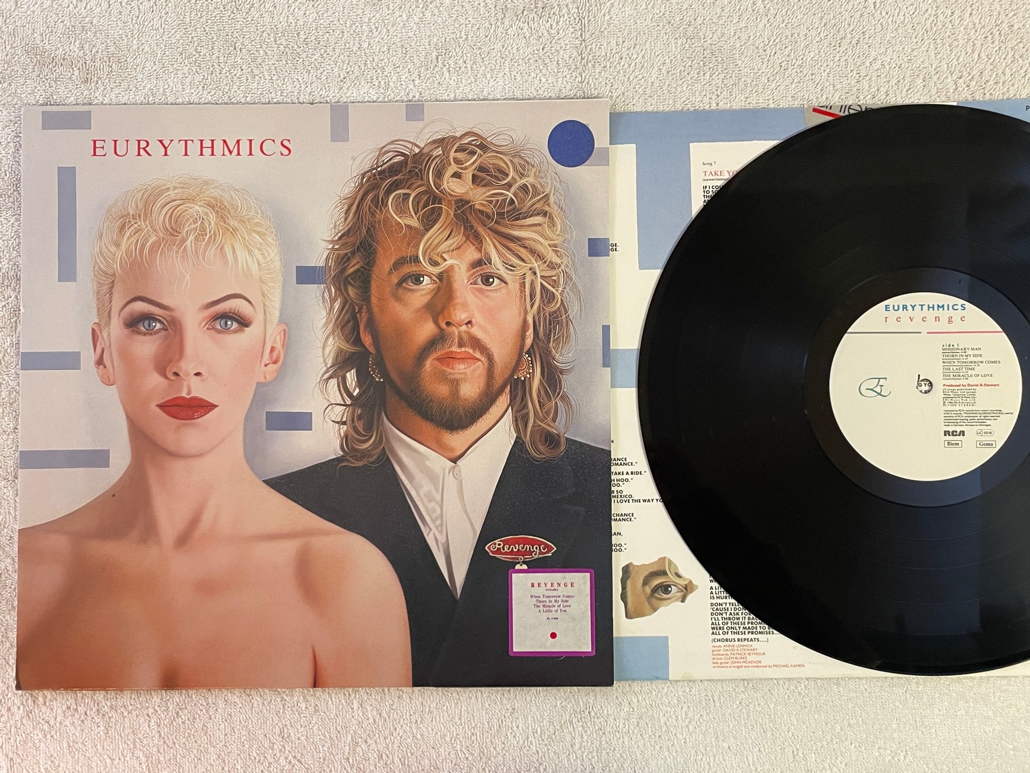 Omslagsbild för skivan EURYTHMICS revenge LP -86 Ger RCA PL 71050