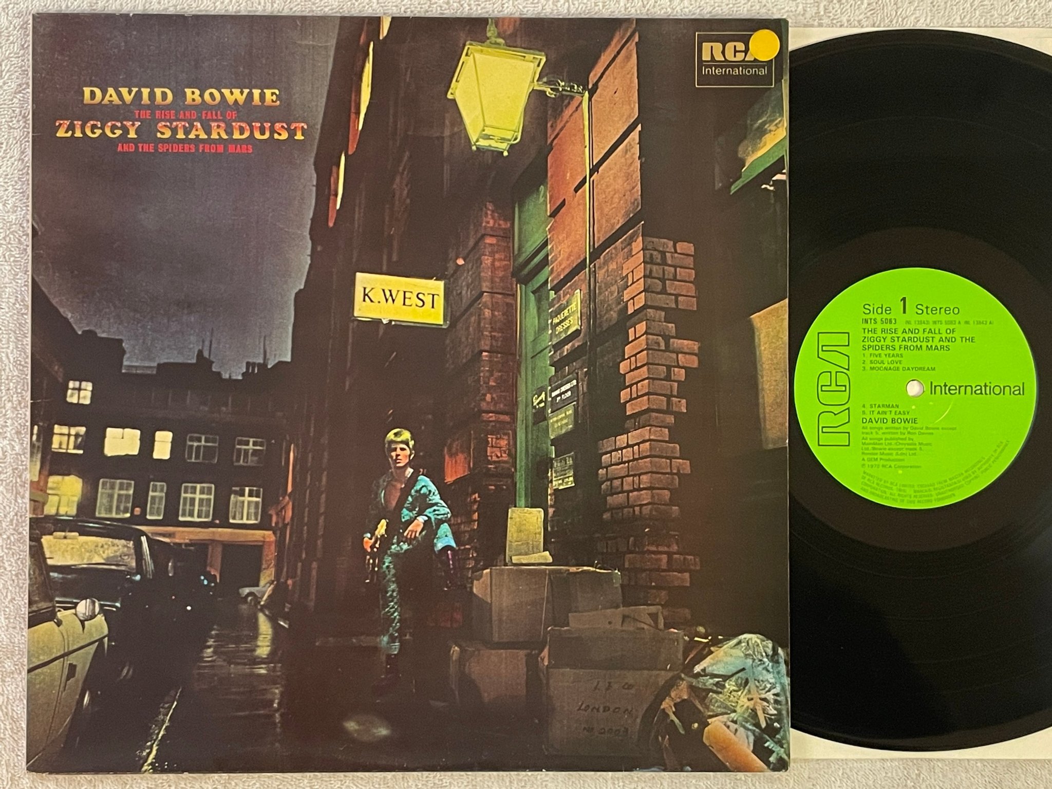 Omslagsbild för skivan DAVID BOWIE the rise and fall of ziggy stardust LP re UK RCA INTS 5063