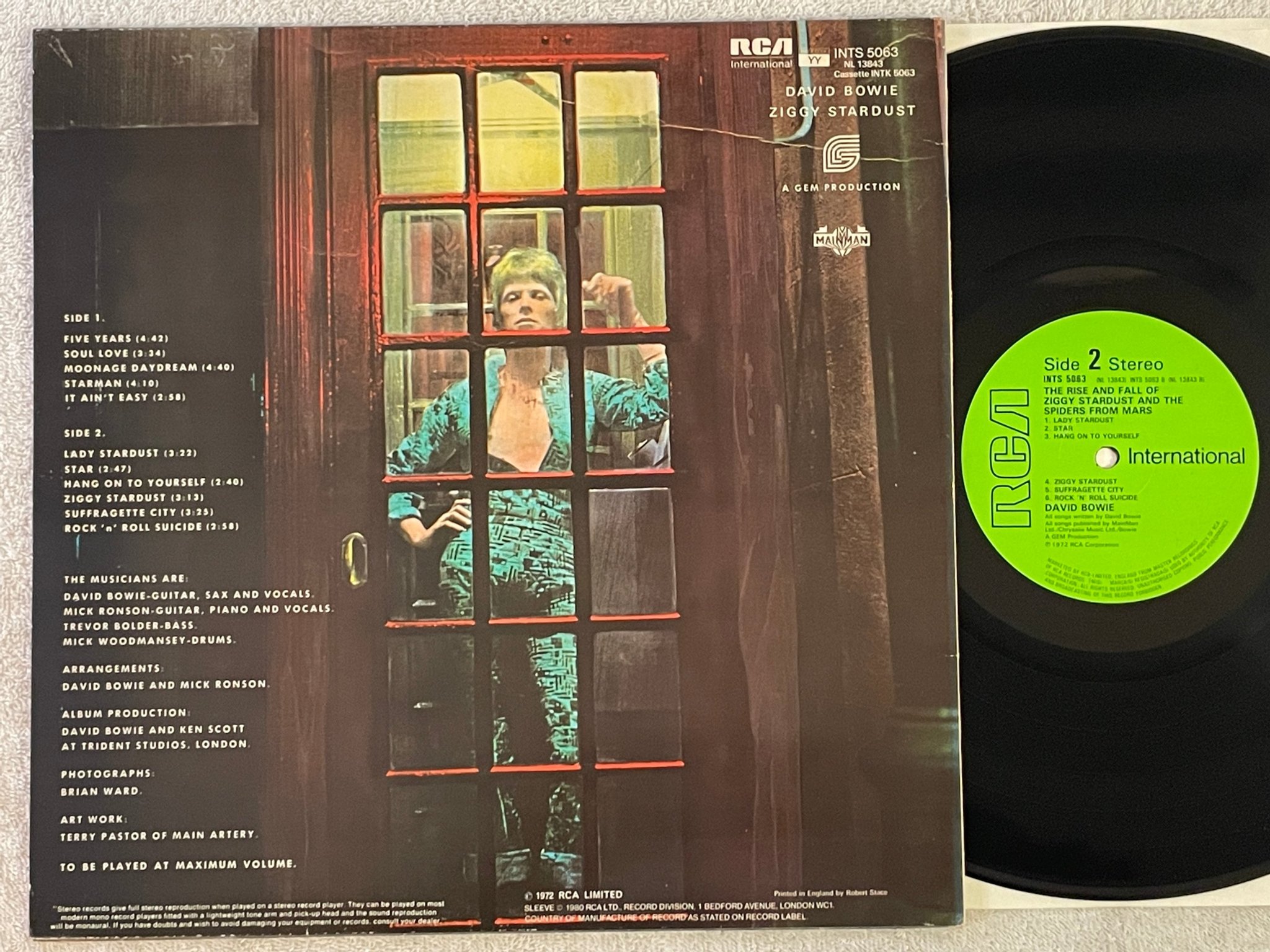 Omslagsbild för skivan DAVID BOWIE the rise and fall of ziggy stardust LP re UK RCA INTS 5063