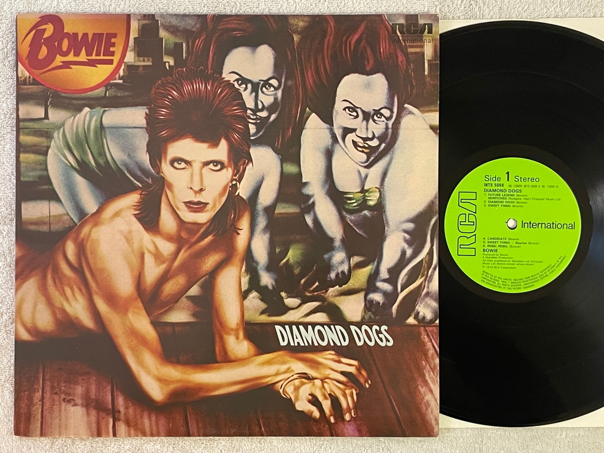 Omslagsbild för skivan DAVID BOWIE diamond dogs LP re UK RCA INTS 5068 + insert