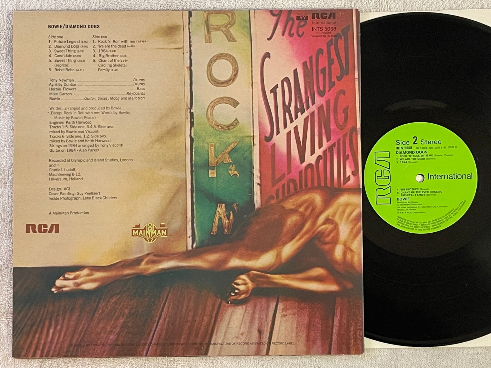 Omslagsbild för skivan DAVID BOWIE diamond dogs LP re UK RCA INTS 5068 + insert