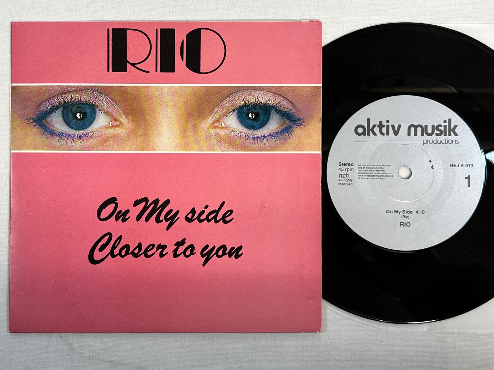 Omslagsbild för skivan RIO on my side 7"single -85 Swe AKTIV MUSIK HEJ S-010 rare AOR 