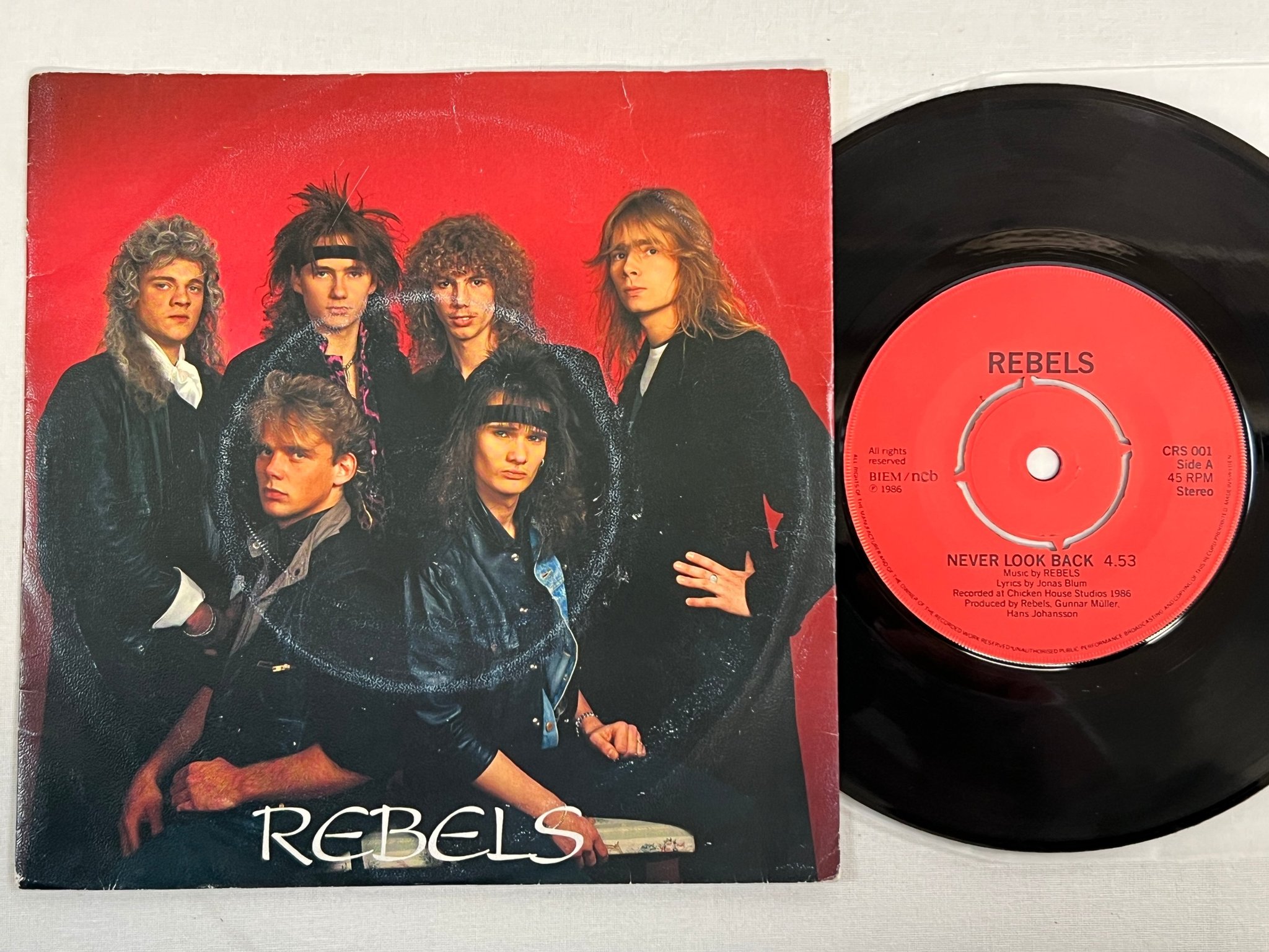 Omslagsbild för skivan REBELS Never Look Back 7"single Swe CHICKEN CRS-001 hard rock ** RARE **