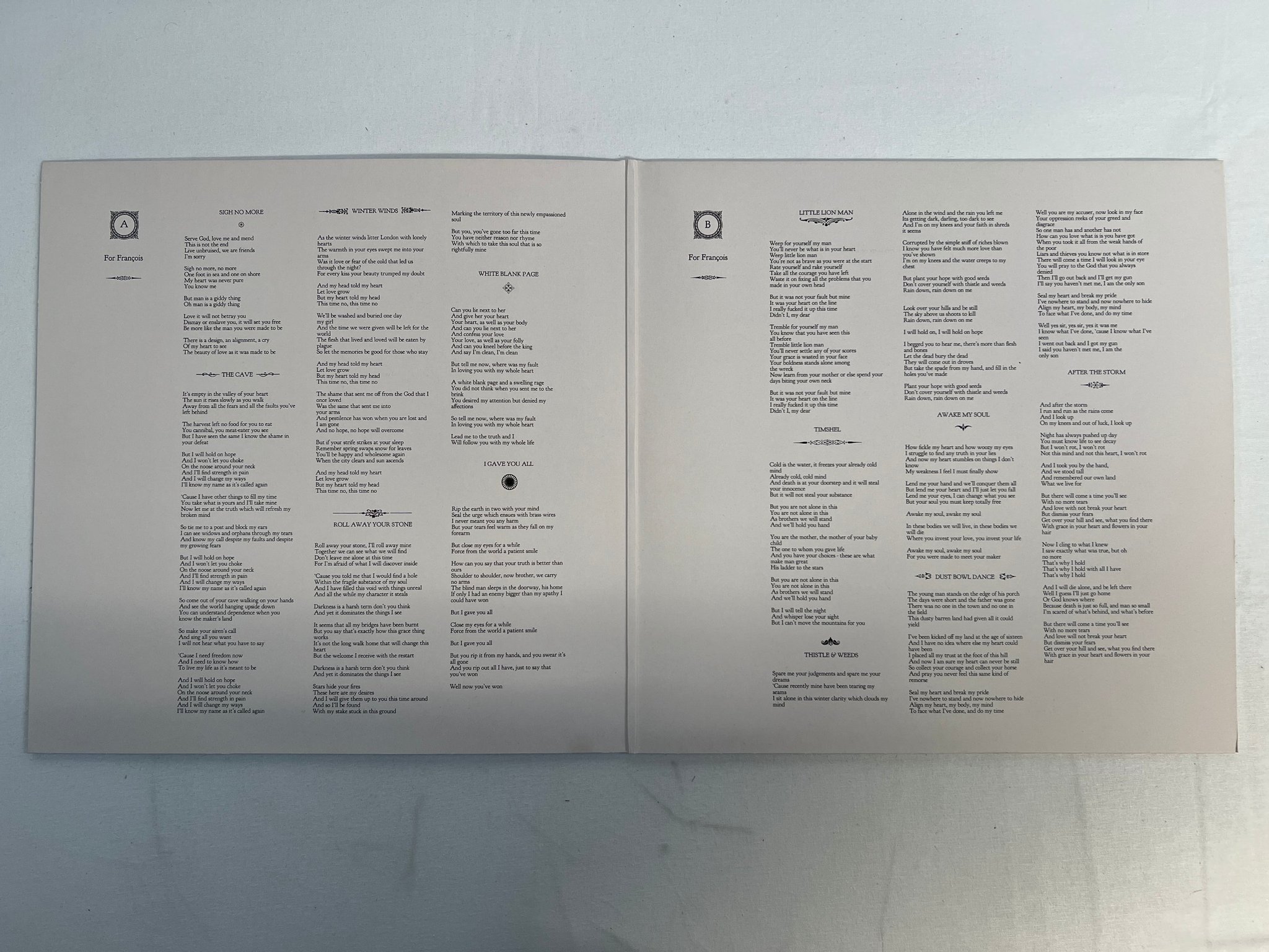 Omslagsbild för skivan MUMFORD & SONS sigh no more LP 2009 V2 RECORDS VVR723601