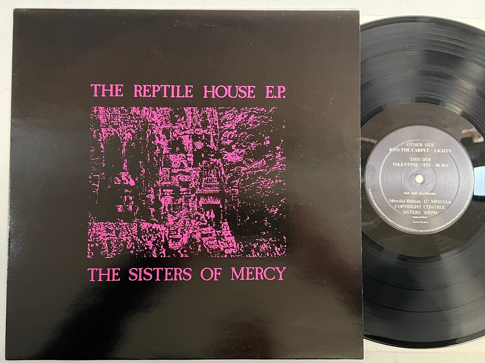Omslagsbild för skivan THE SISTERS OF MERCY the reptile house e.p. 12" -89 MERCIFUL RELEASE MR 023