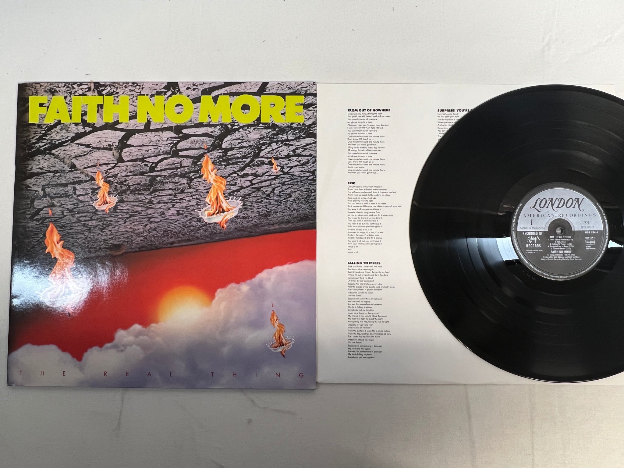 Omslagsbild för skivan FAITH NO MORE The Real Thing LP -89 Hol LONDON AMERICAN 828 154-1