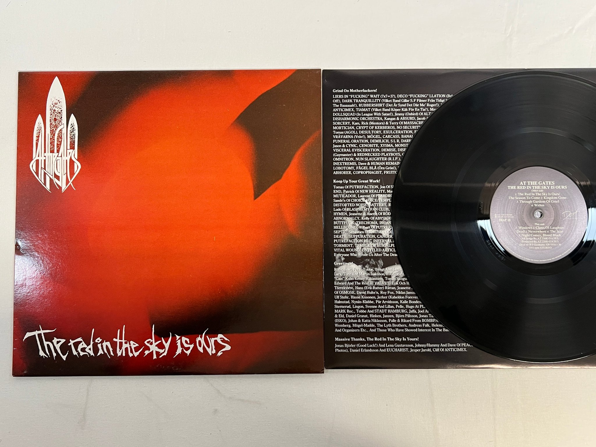 Omslagsbild för skivan AT THE GATES The Red In The Sky Is Ours LP -92 UK DEAF 10 death metal 