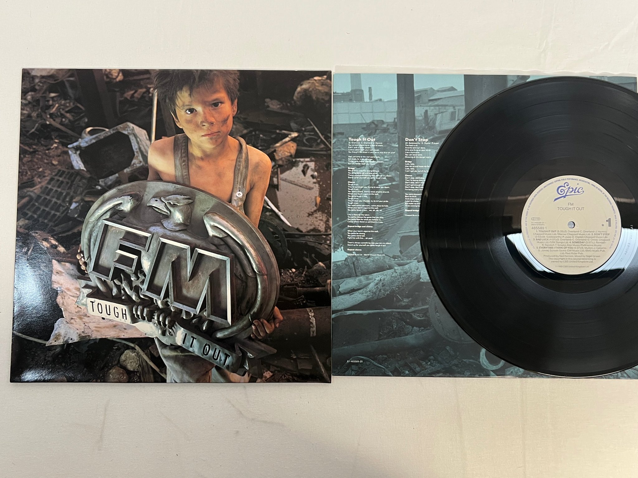 Omslagsbild för skivan FM Tough It Out LP -89 EPIC 4655891