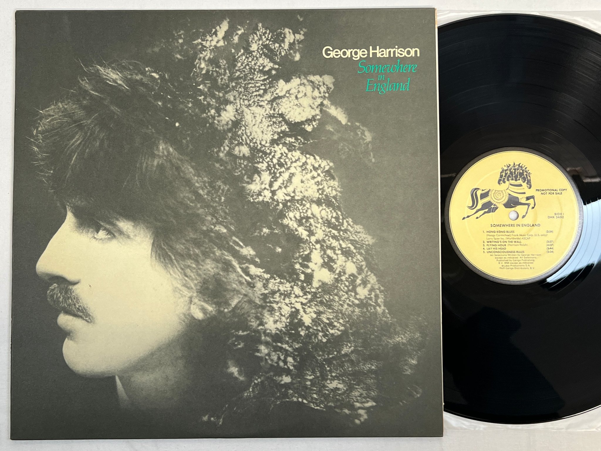 Omslagsbild för skivan GEORGE HARRISON Somewhere In England LP US promo DARK HORSE DHK 3492