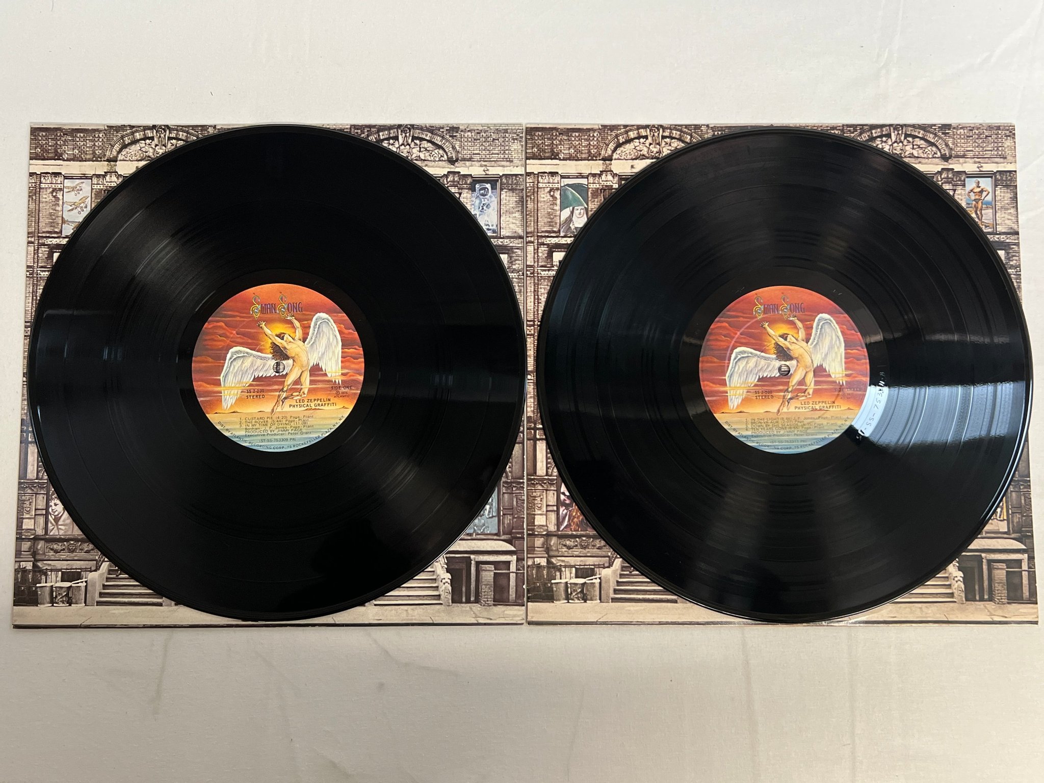Omslagsbild för skivan LED ZEPPELIN physical graffiti 2xLP -76 US SWAN SONG SS 2-200