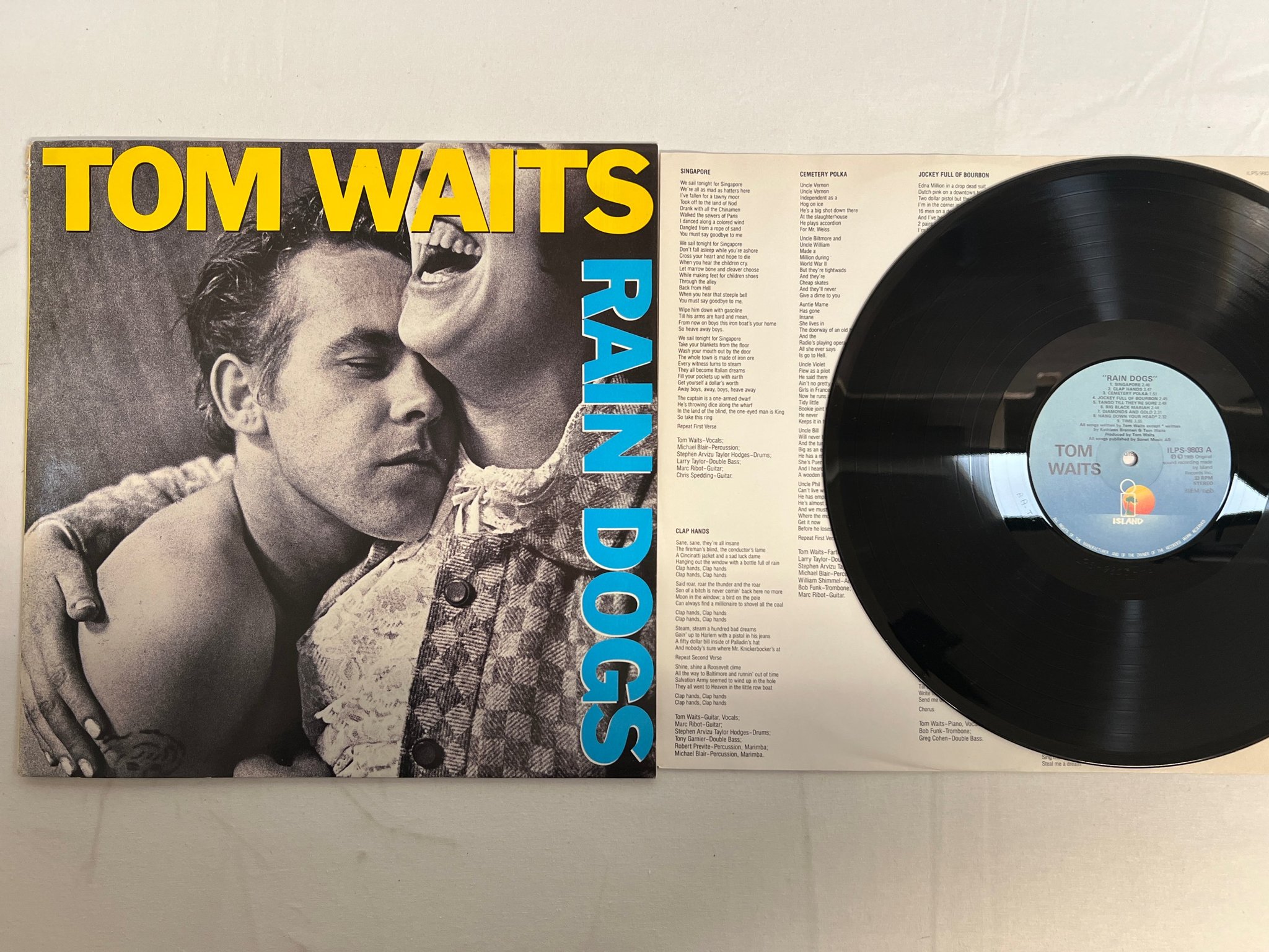 Omslagsbild för skivan TOM WAITS rain dogs LP -85 ncb ISLAND ILPS 9803