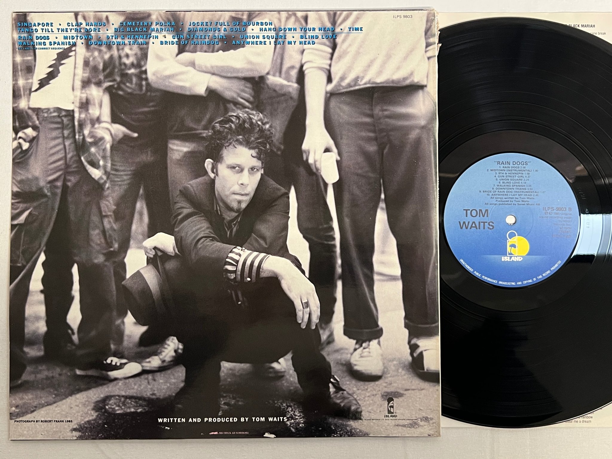 Omslagsbild för skivan TOM WAITS rain dogs LP -85 ncb ISLAND ILPS 9803