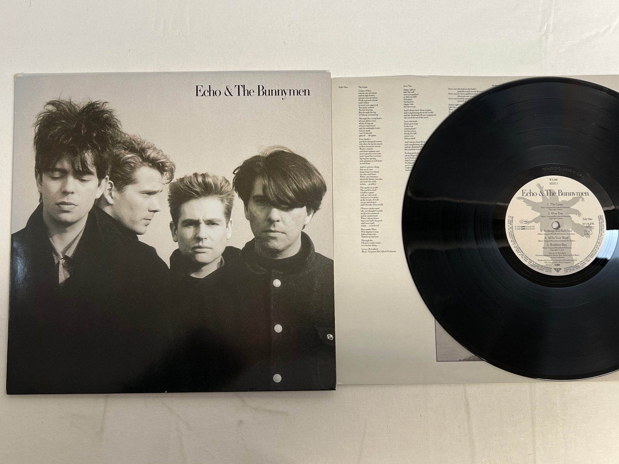 Omslagsbild för skivan ECHO & THE BUNNYMEN s/t LP -87 WEA 242137-1