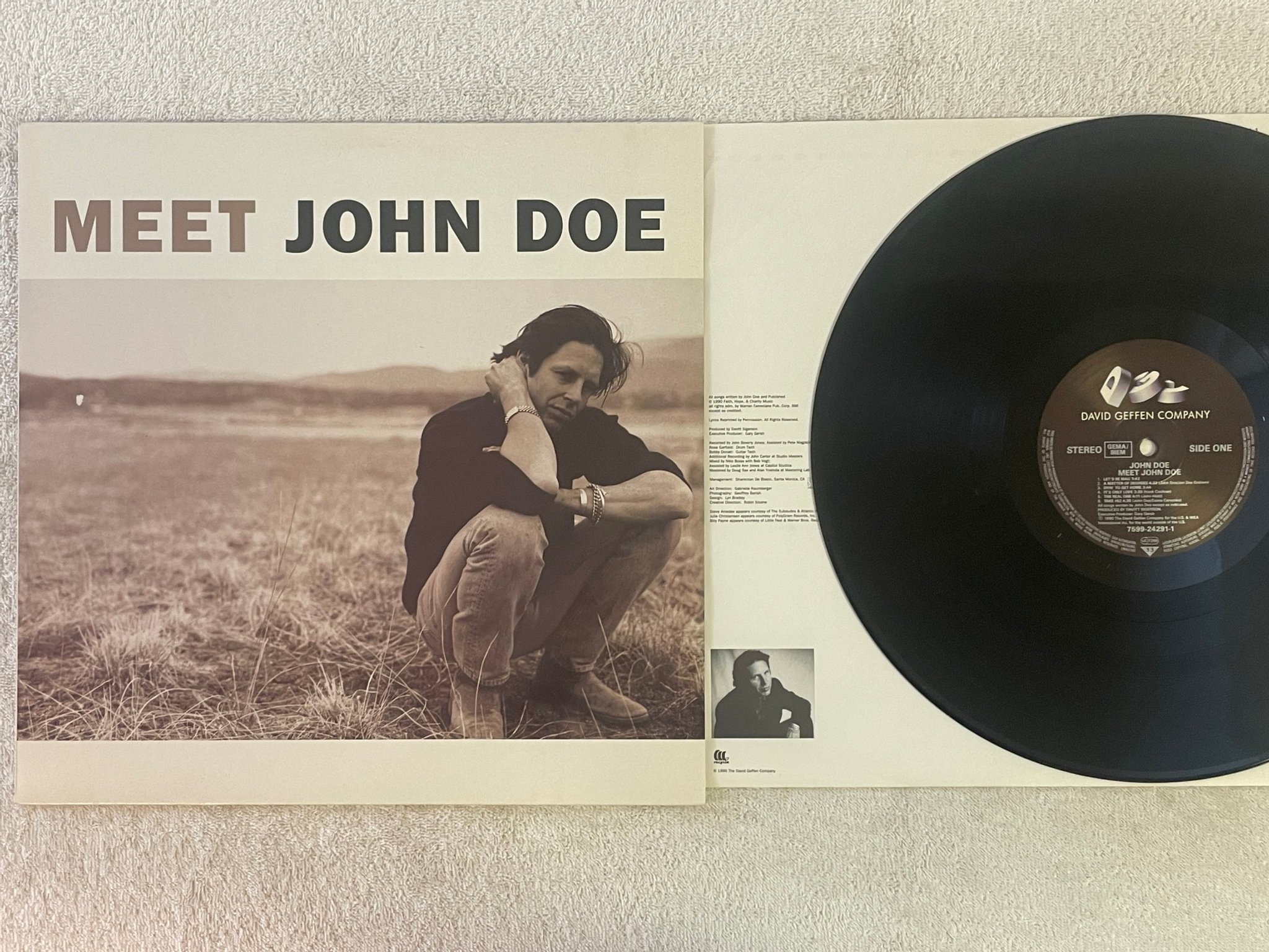 Omslagsbild för skivan JOHN DOE Meet John Doe LP -90 DGC 7599-24291-1