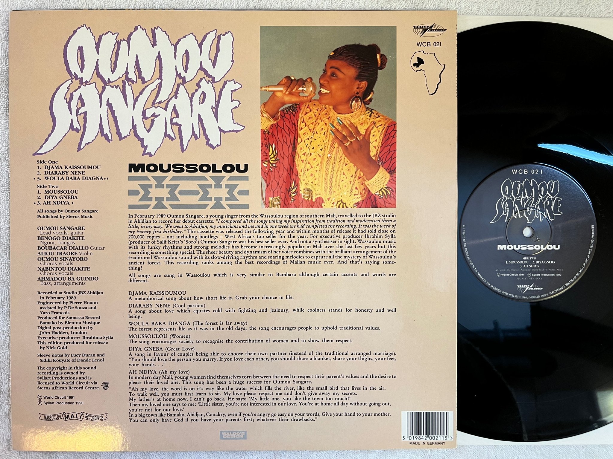 Omslagsbild för skivan OUMOU SANGARE moussolou LP -91 Ger WORLD CIRCUIT WCB 021