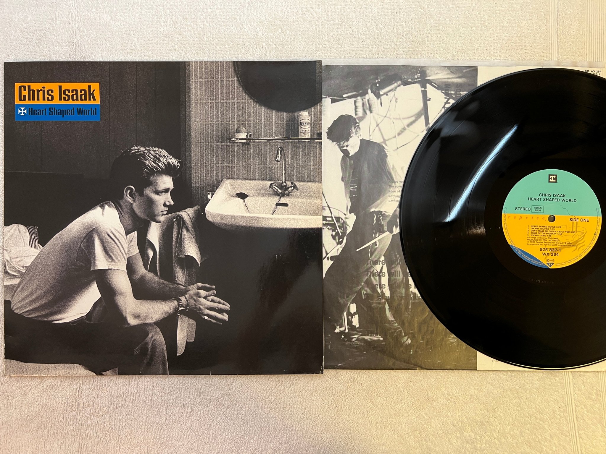 Omslagsbild för skivan CHRIS ISAAC Heart Shaped World LP -89 REPRISE 925 837-1 " wicked game "