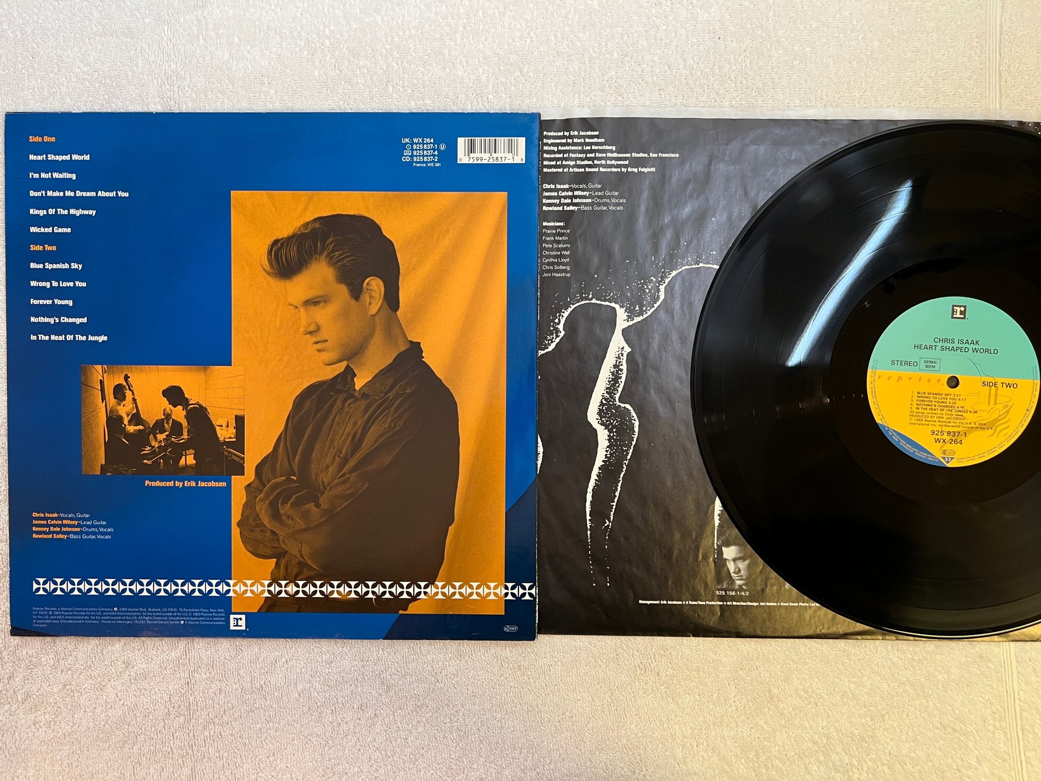 Omslagsbild för skivan CHRIS ISAAC Heart Shaped World LP -89 REPRISE 925 837-1 " wicked game "
