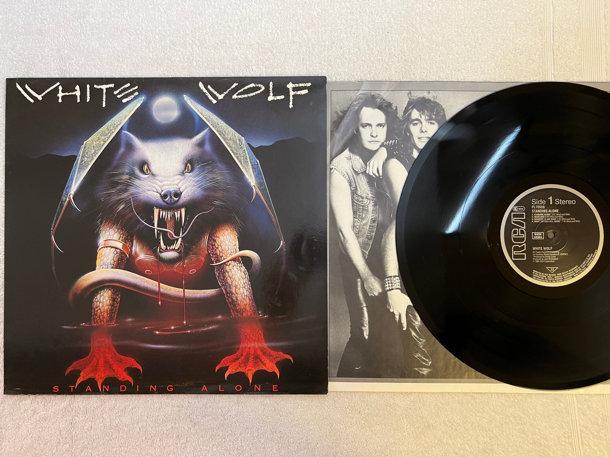 Omslagsbild för skivan WHITE WOLF standing alone LP -84 Ger RCA PL 70559