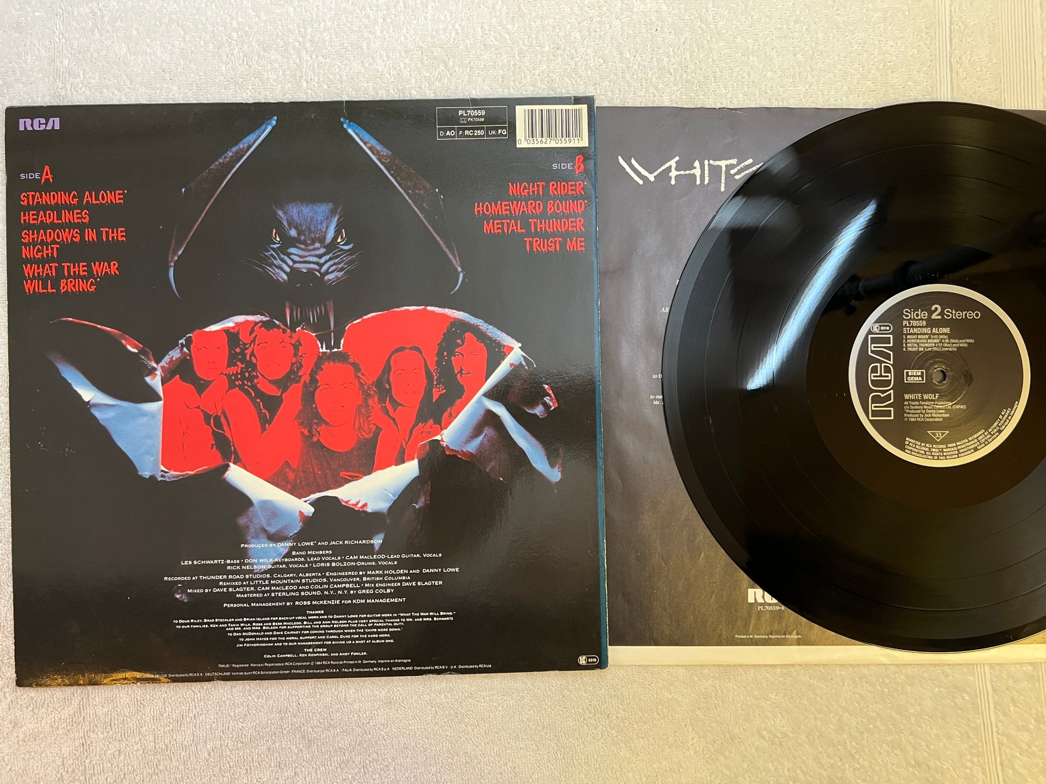 Omslagsbild för skivan WHITE WOLF standing alone LP -84 Ger RCA PL 70559