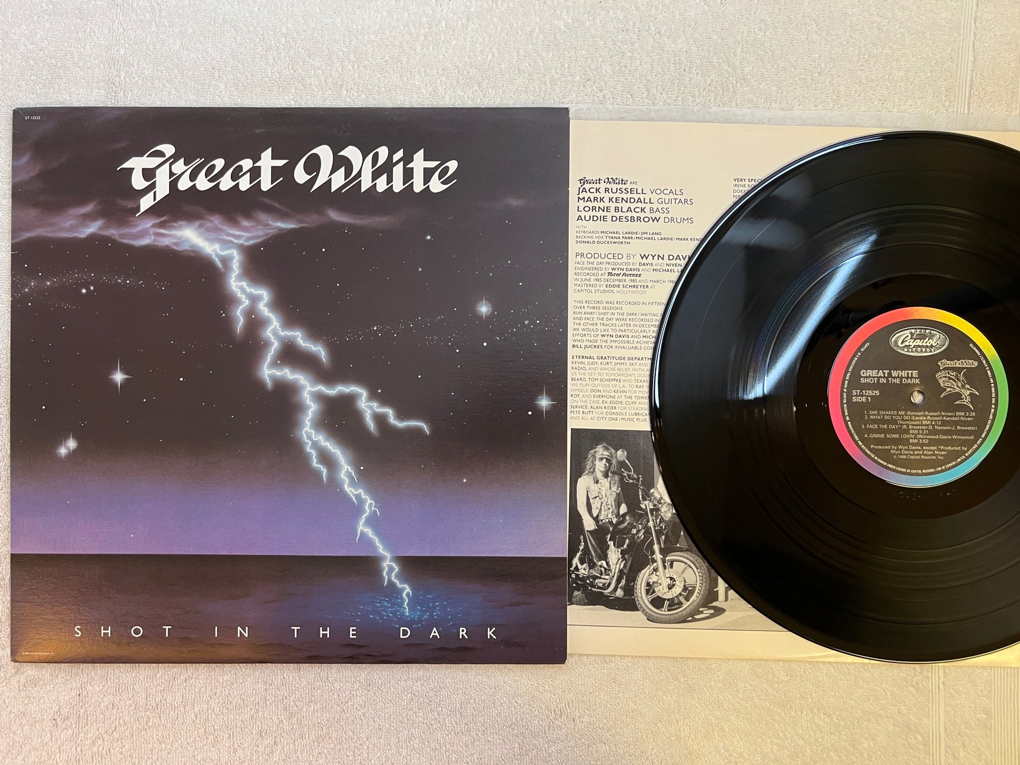 Omslagsbild för skivan GREAT WHITE Shot In The Dark LP -86 Can CAPITOL ST-12525