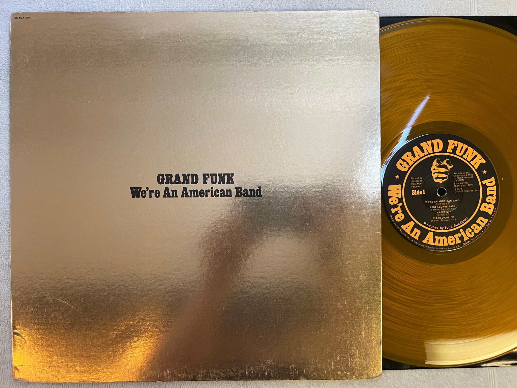 Omslagsbild för skivan GRAND FUNK We're An American Band LP US CAPITOL SMAS 11207 yellow