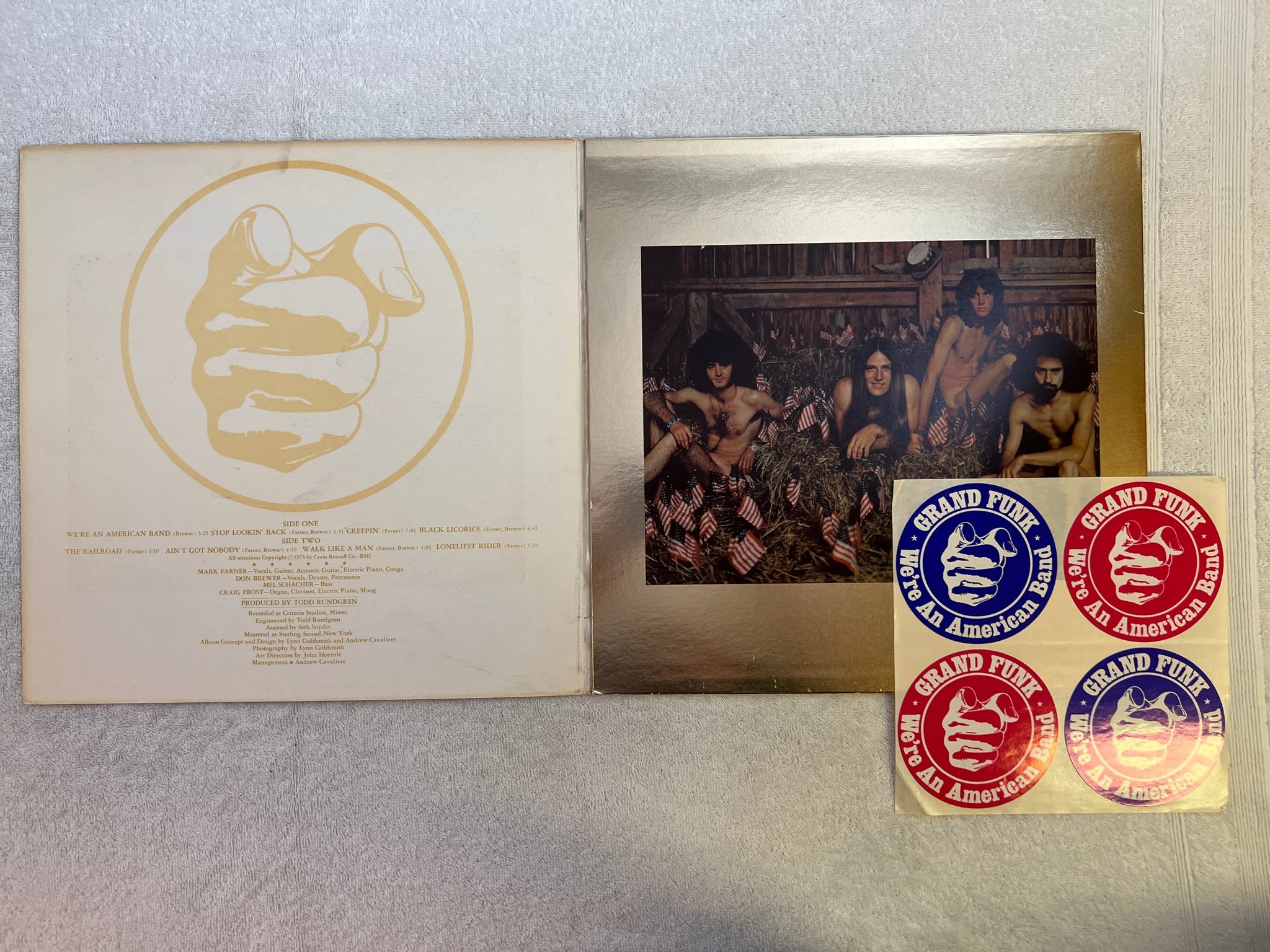 Omslagsbild för skivan GRAND FUNK We're An American Band LP US CAPITOL SMAS 11207 yellow
