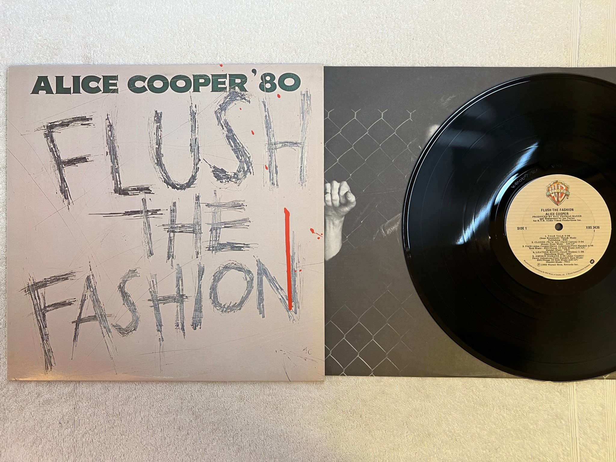 Omslagsbild för skivan ALICE COOPER flush the fashion LP -80 Can WARNER XBS 3436