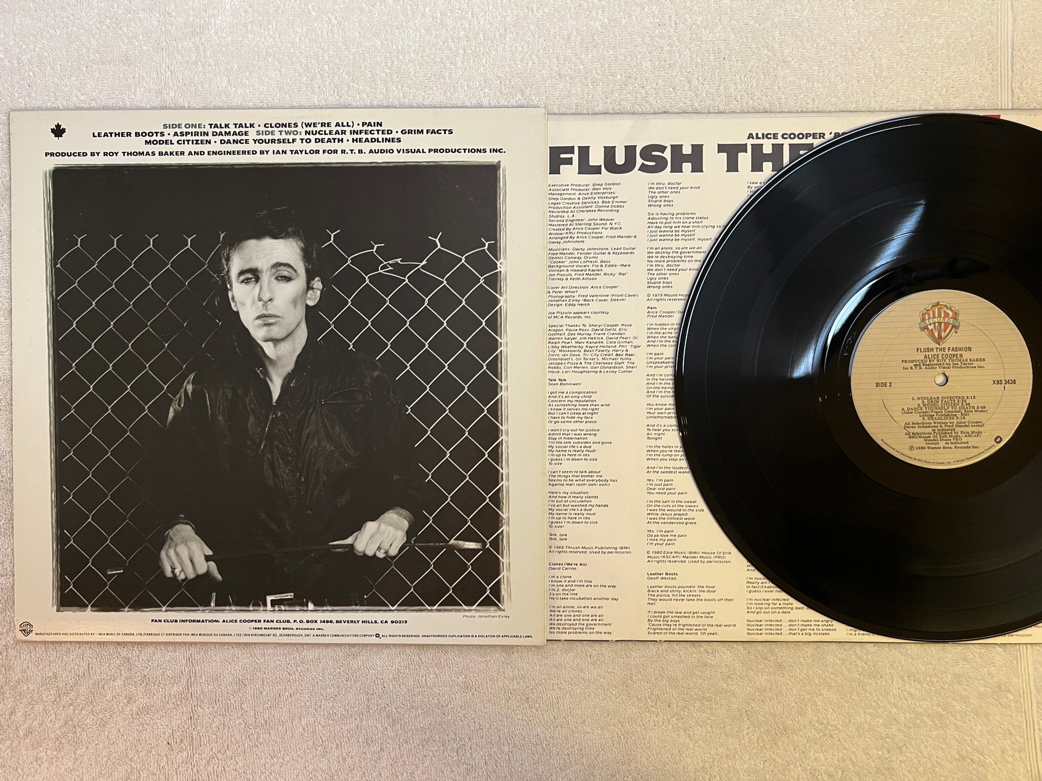 Omslagsbild för skivan ALICE COOPER flush the fashion LP -80 Can WARNER XBS 3436