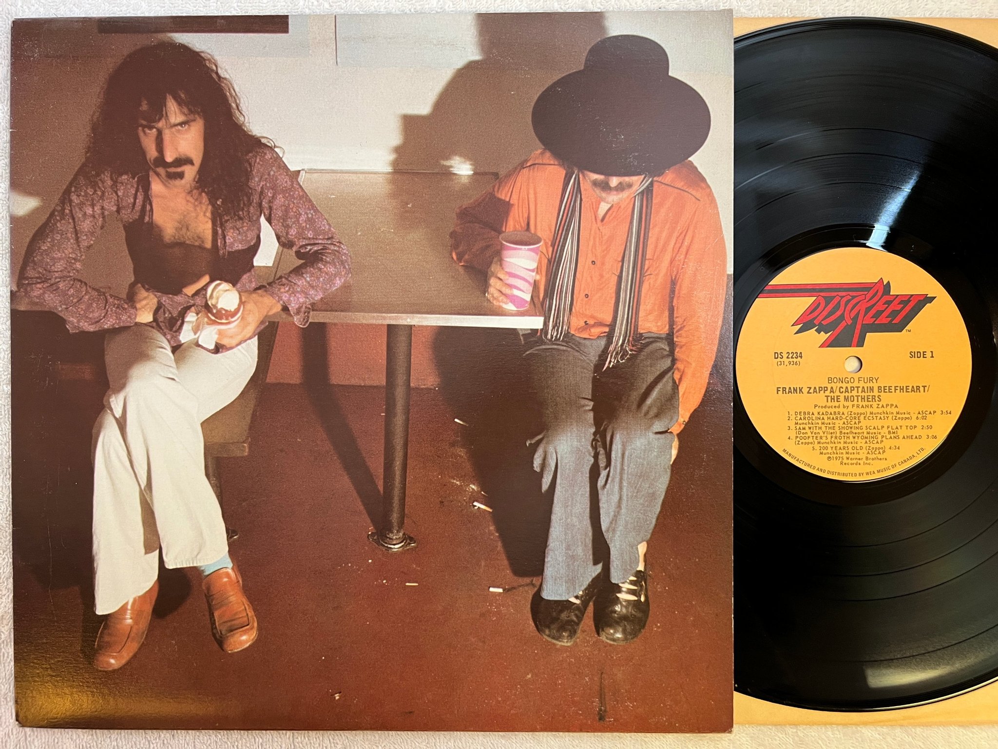 Omslagsbild för skivan FRANK ZAPPA / CAPTAIN BEEFHEART bongo fury LP -75 Can DISCREET DS 2234