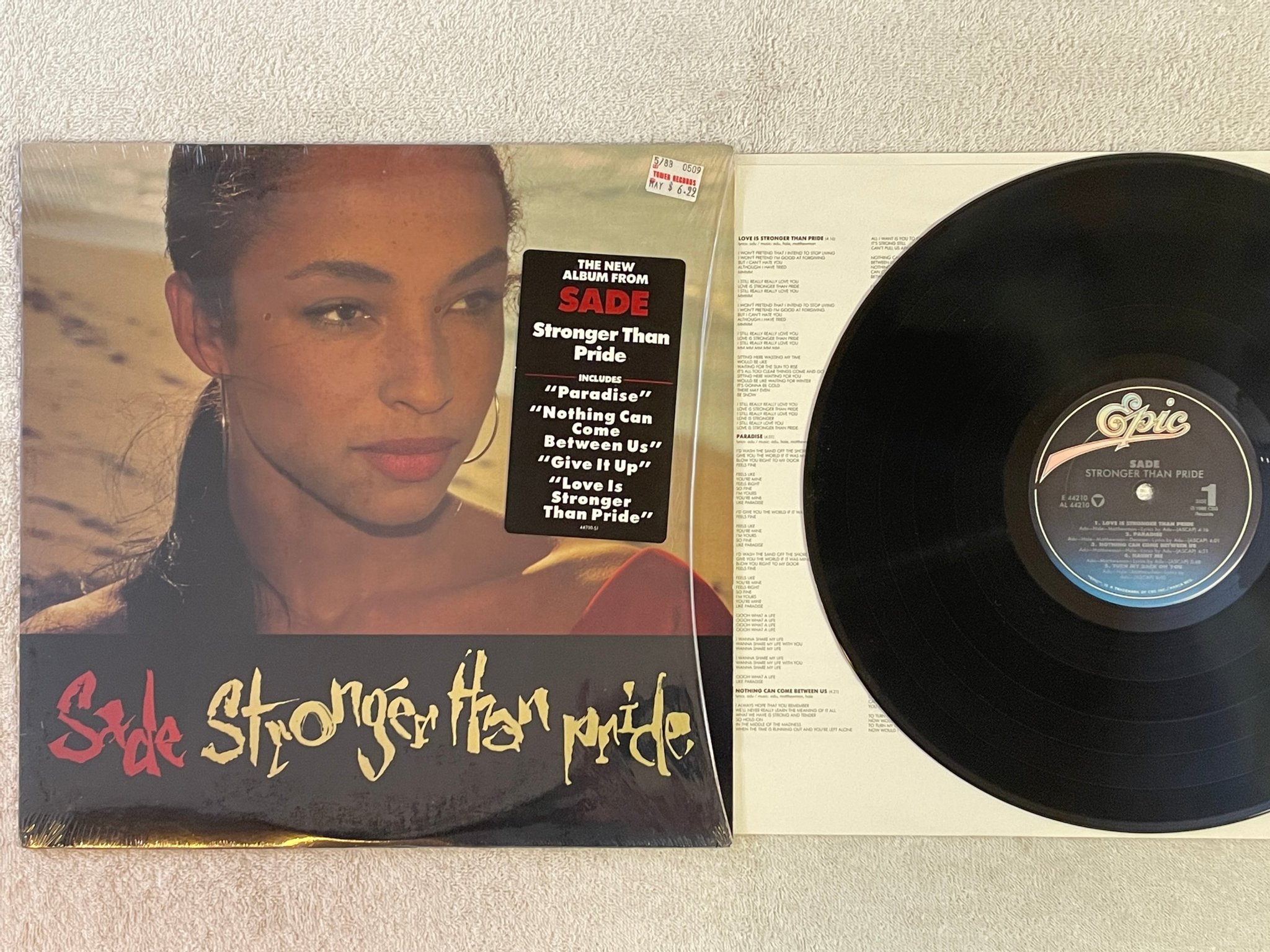 Omslagsbild för skivan SADE stronger than pride LP -88 US EPIC E 44210 w/ hype sticker 
