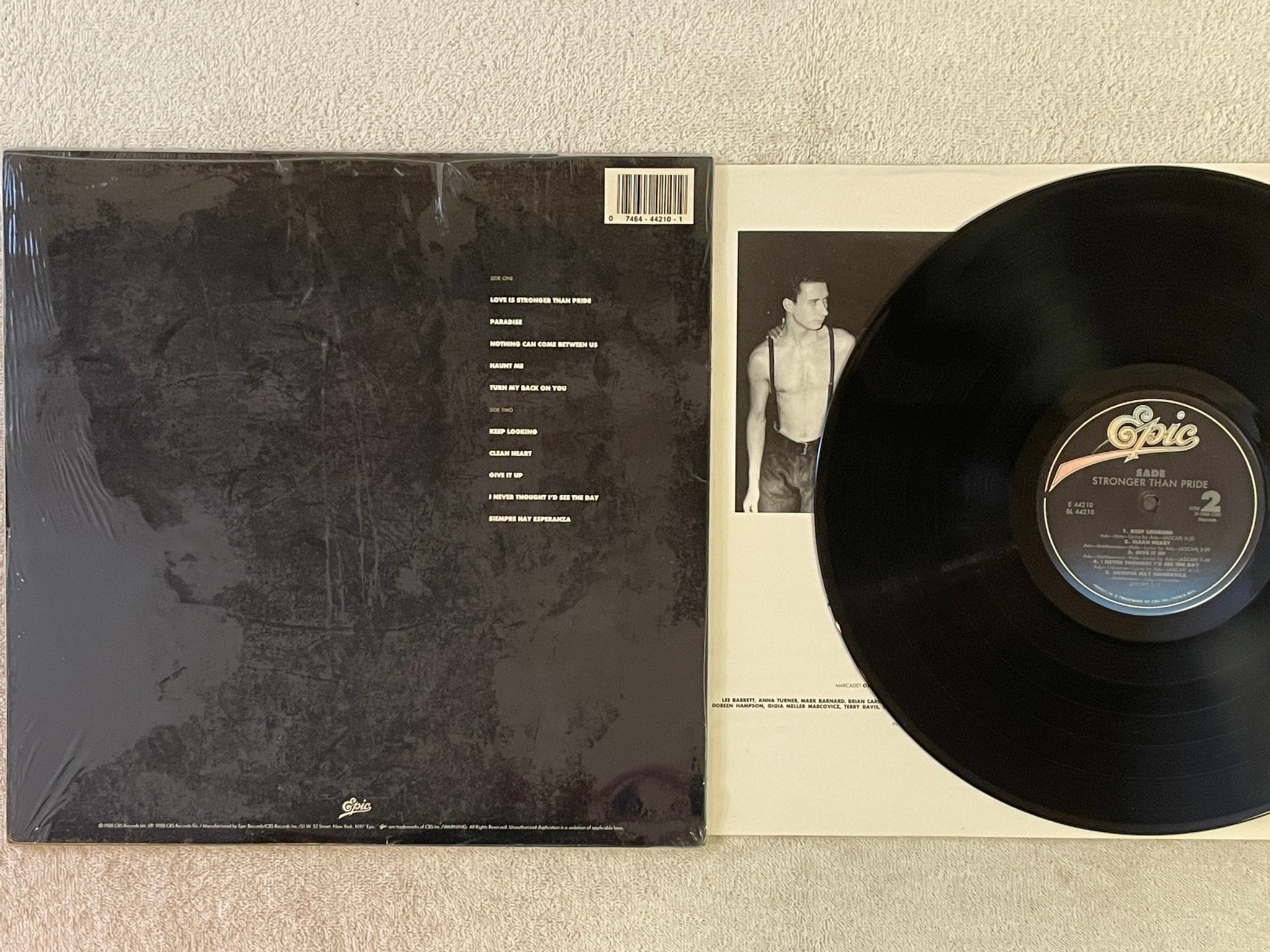 Omslagsbild för skivan SADE stronger than pride LP -88 US EPIC E 44210 w/ hype sticker 