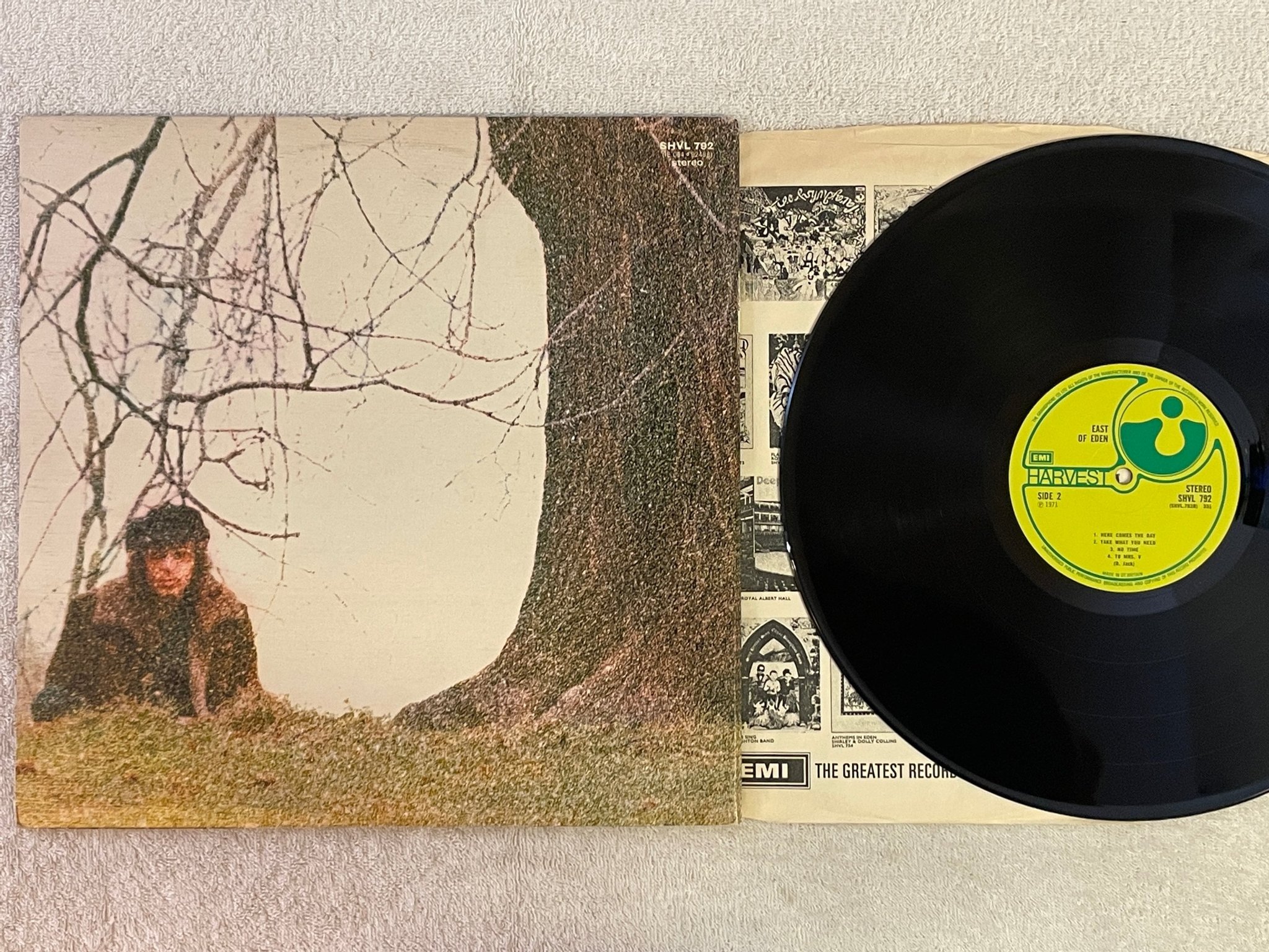 Omslagsbild för skivan EAST OF EDEN s/t LP -71 UK HARVEST SHVL 792 