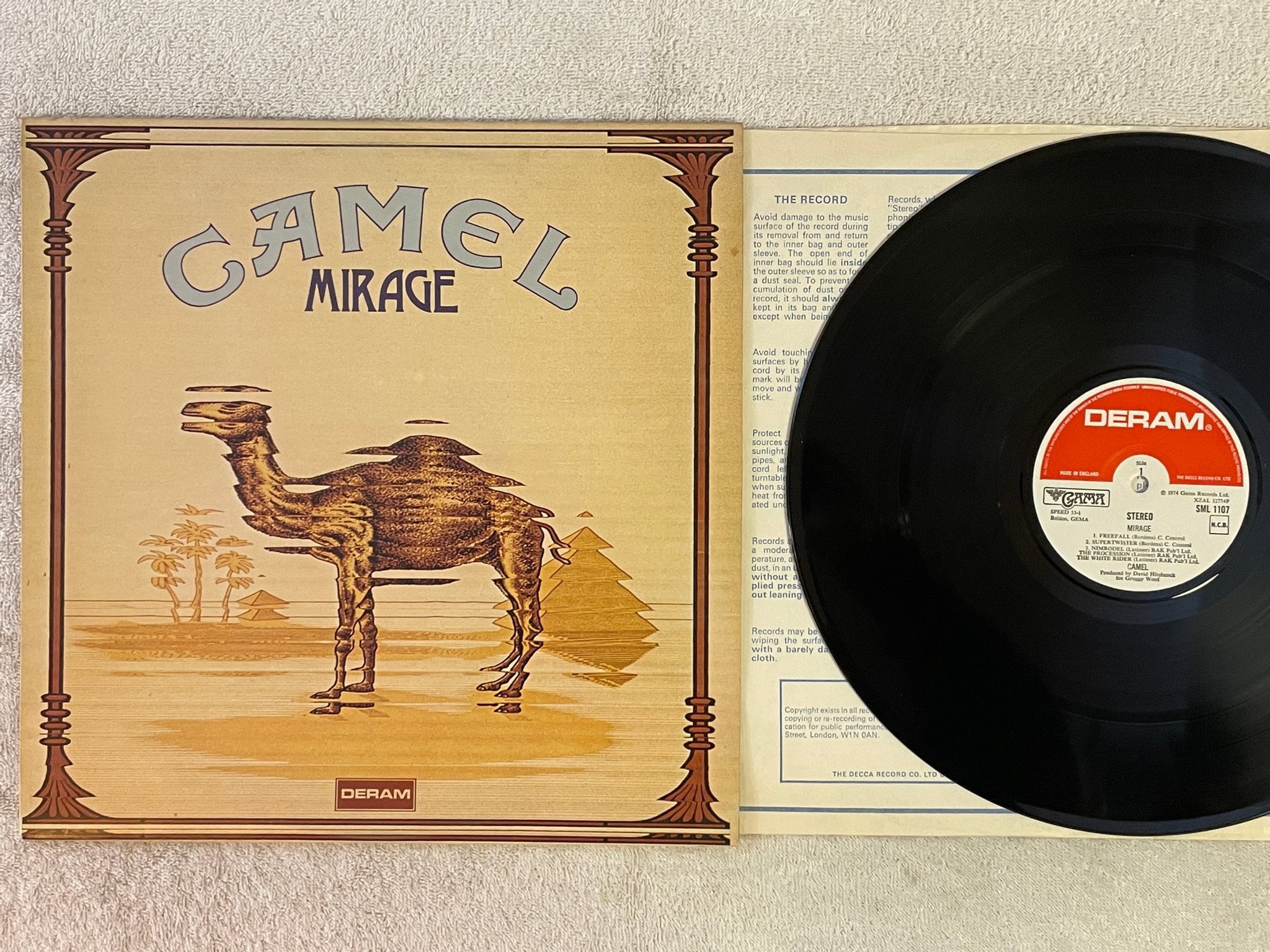 Omslagsbild för skivan CAMEL mirage LP -74 UK DERAM SML 1107 