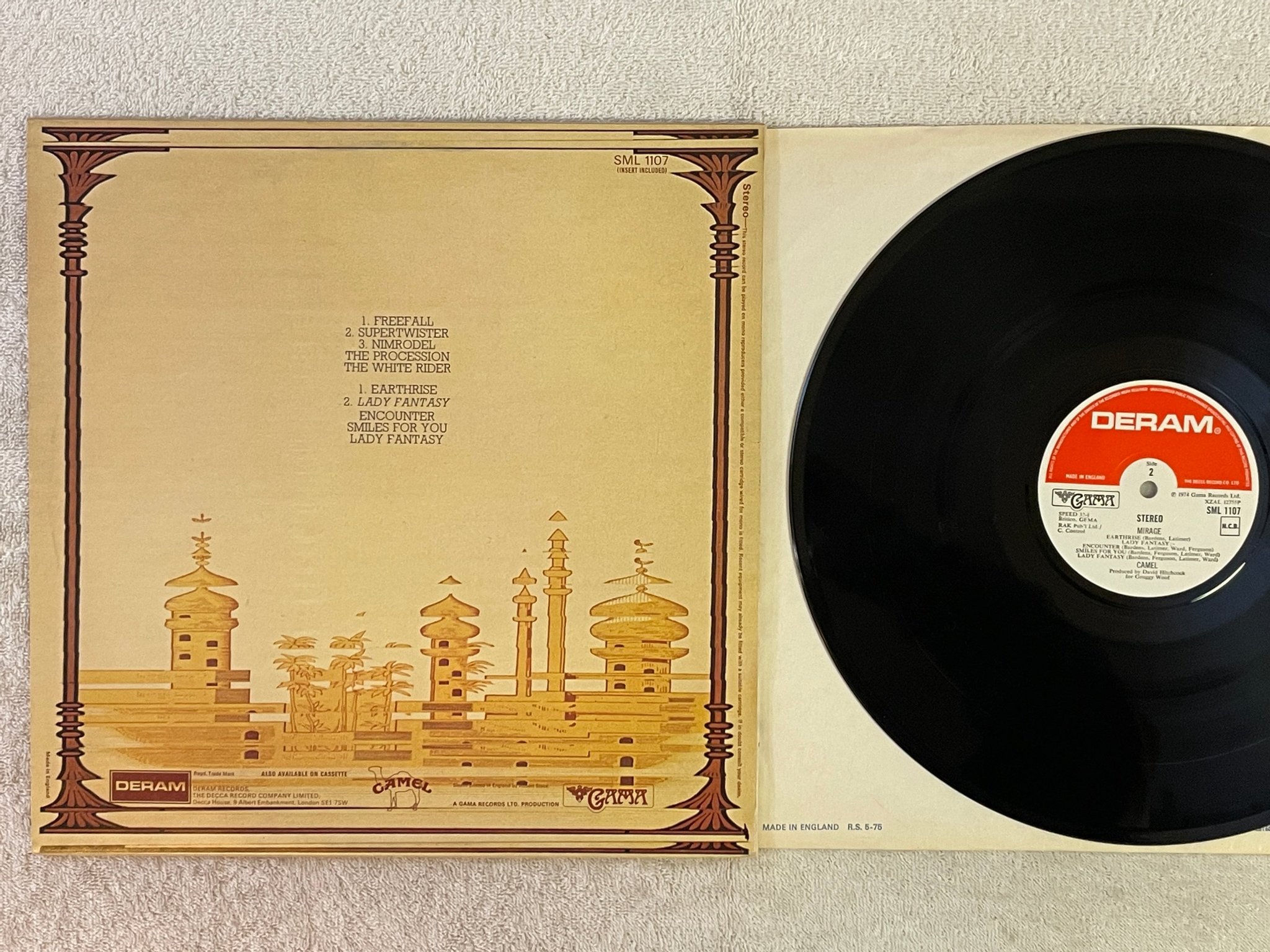 Omslagsbild för skivan CAMEL mirage LP -74 UK DERAM SML 1107 