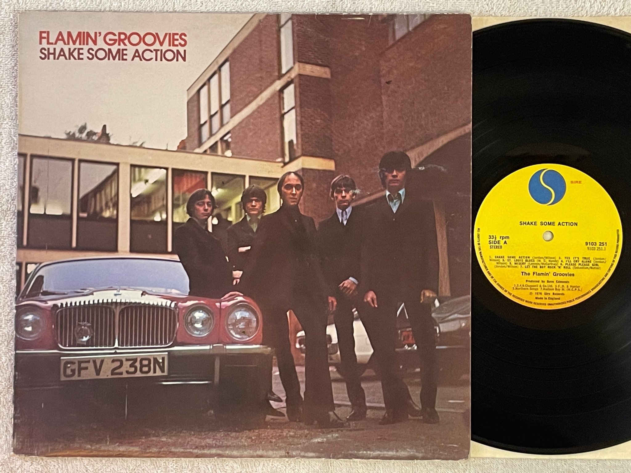 Omslagsbild för skivan THE FLAMIN' GROOVIES shake some action LP -76 UK SIRE 9103 251